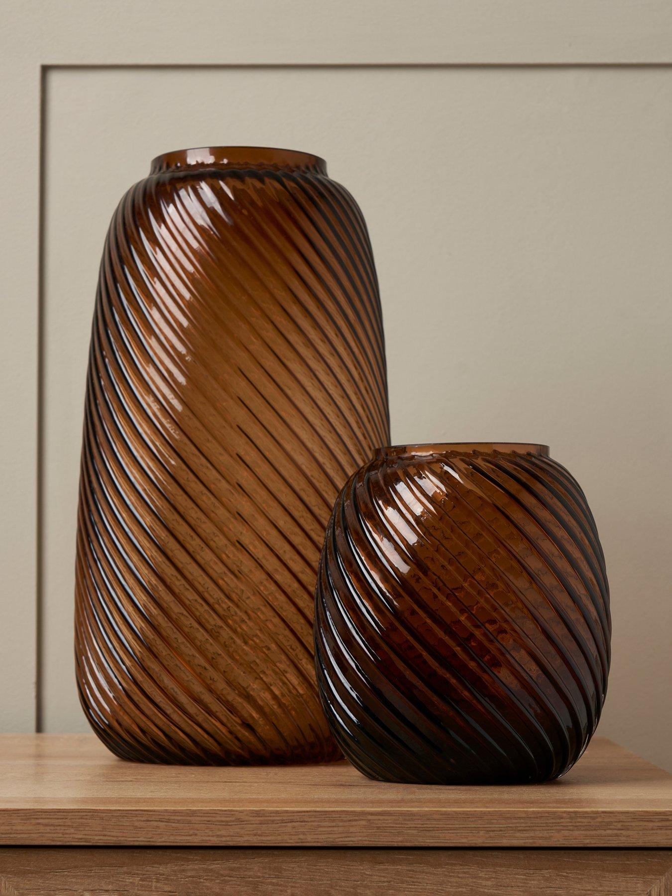 very-home-cognac-ribbed-glass-vase-16cmdetail