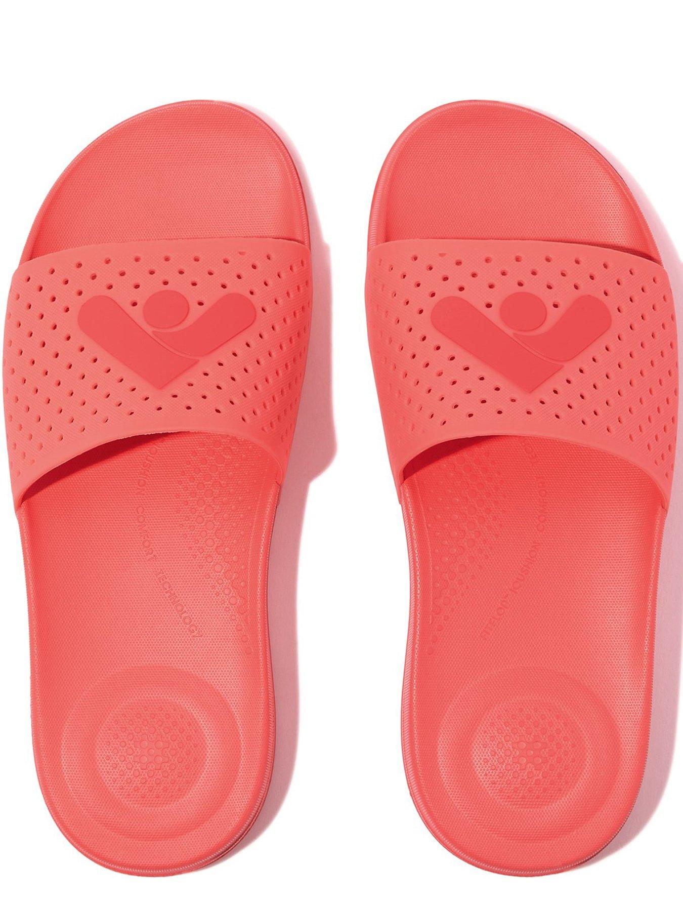 fitflop-fitflop-iqushion-arrow-pool-slider-rosy-coraloutfit