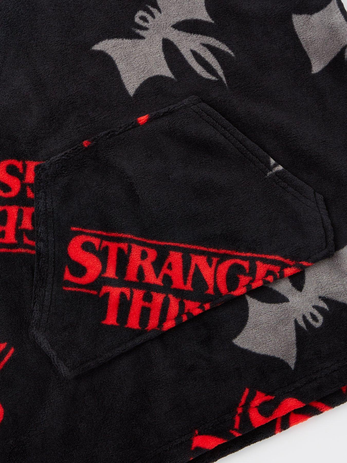 stranger-things-fleece-hooded-blanket-blackdetail