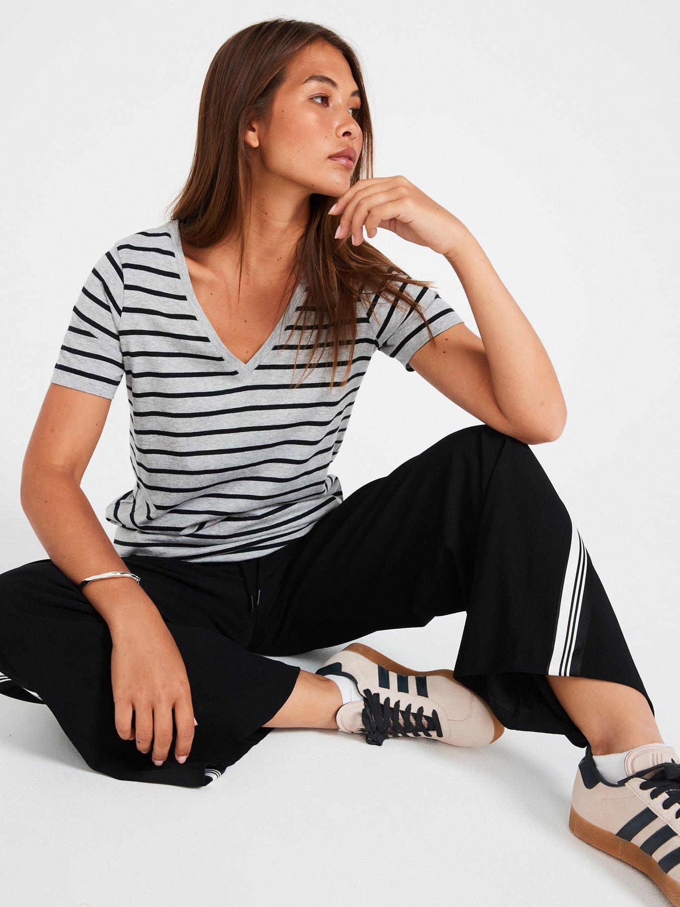 everyday-the-essential-v-neck-stripe-t-shirt-greyblack-stripeoutfit