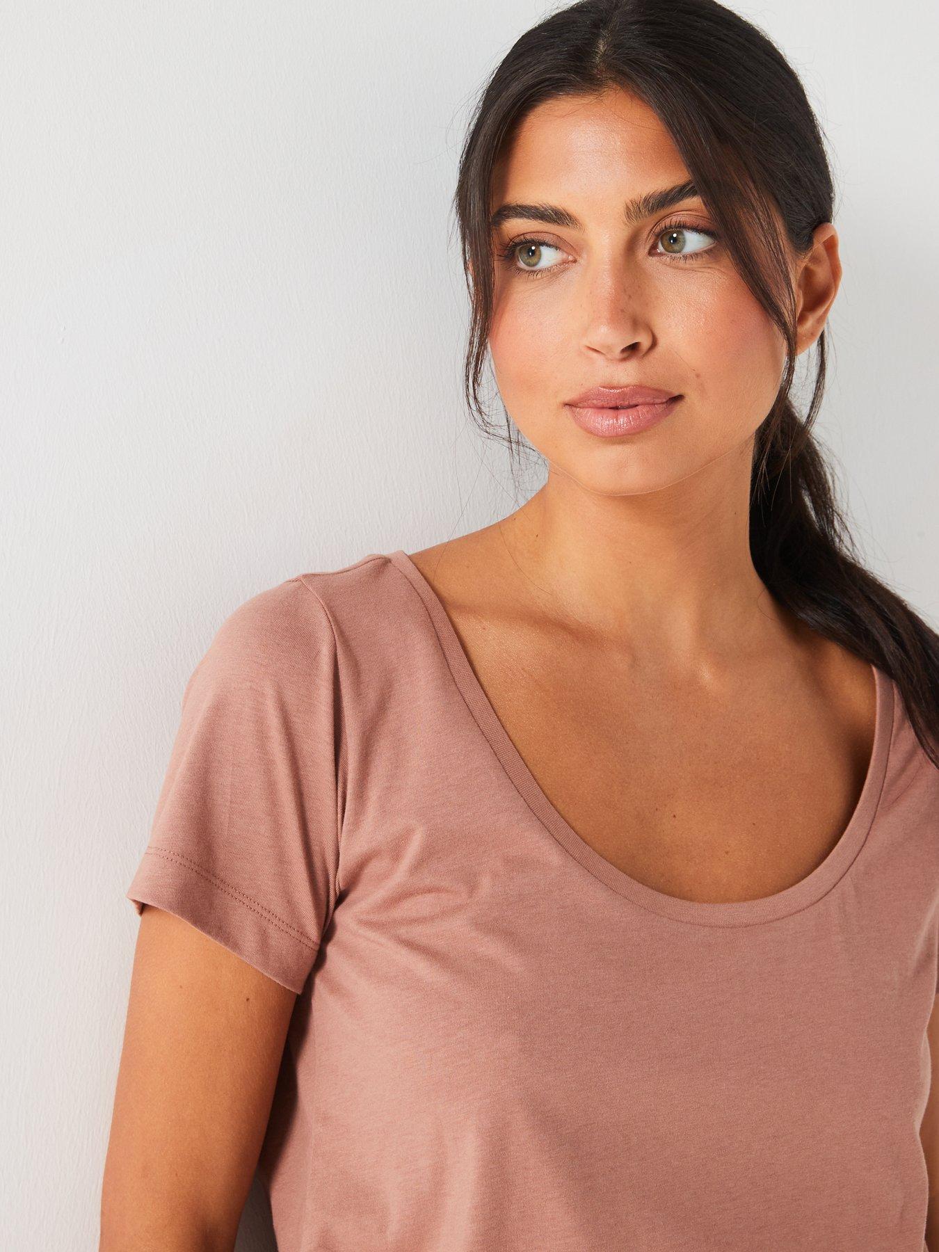 everyday-the-essential-scoop-neck-t-shirt-nudedetail