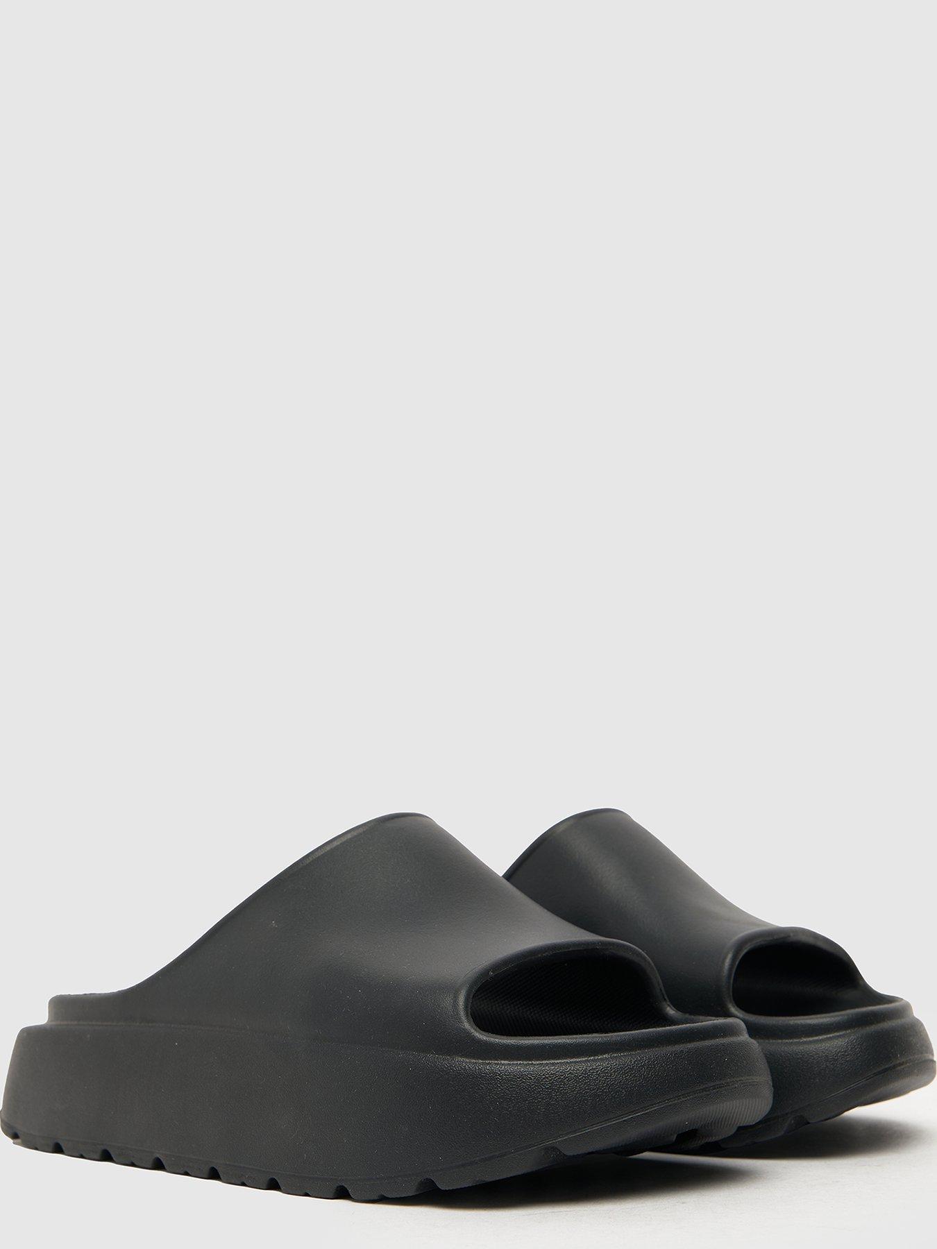 schuh-tatia-chunky-footbed-slider-blackoutfit