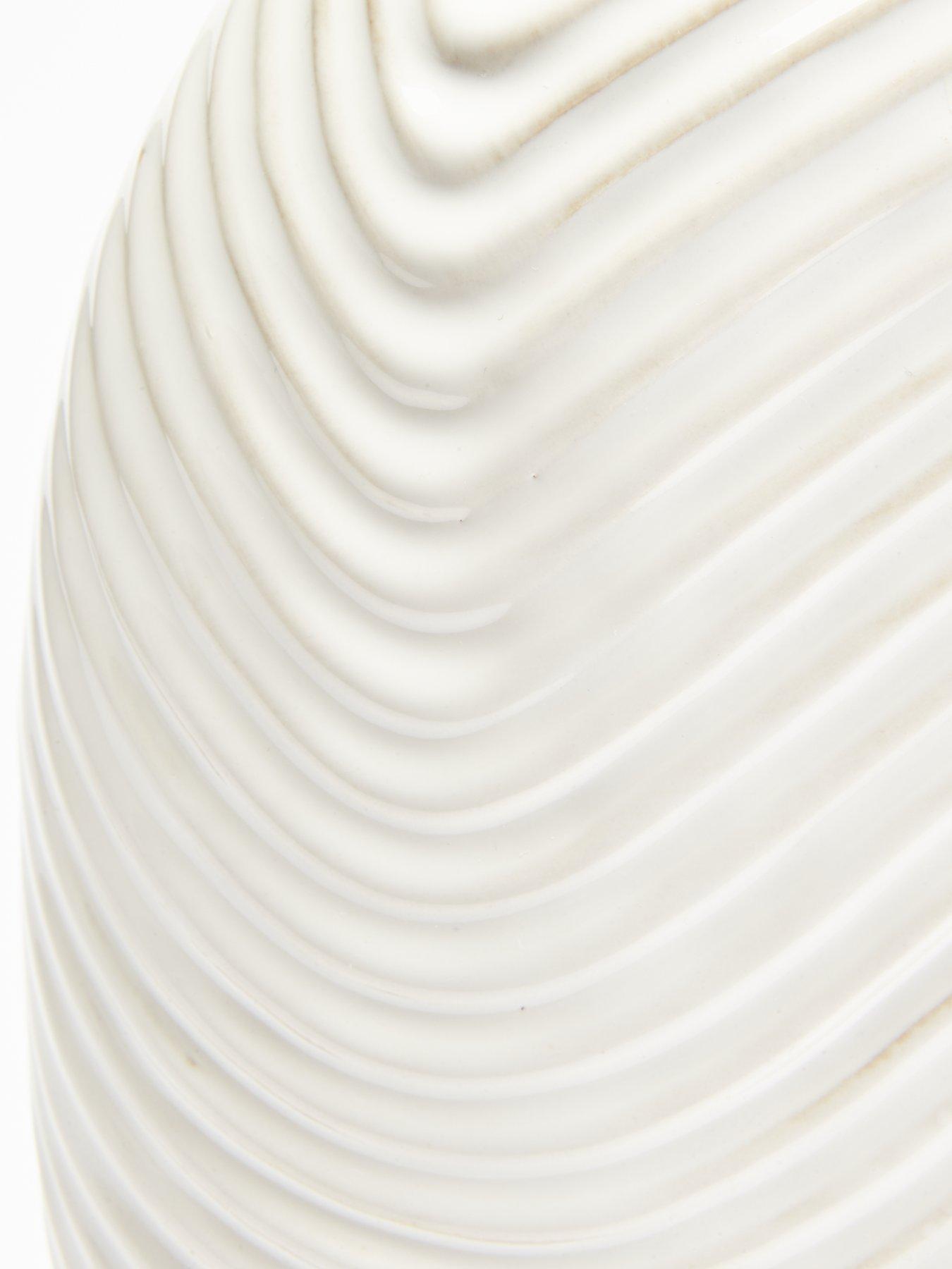 the-very-collection-wave-ceramic-vaseoutfit