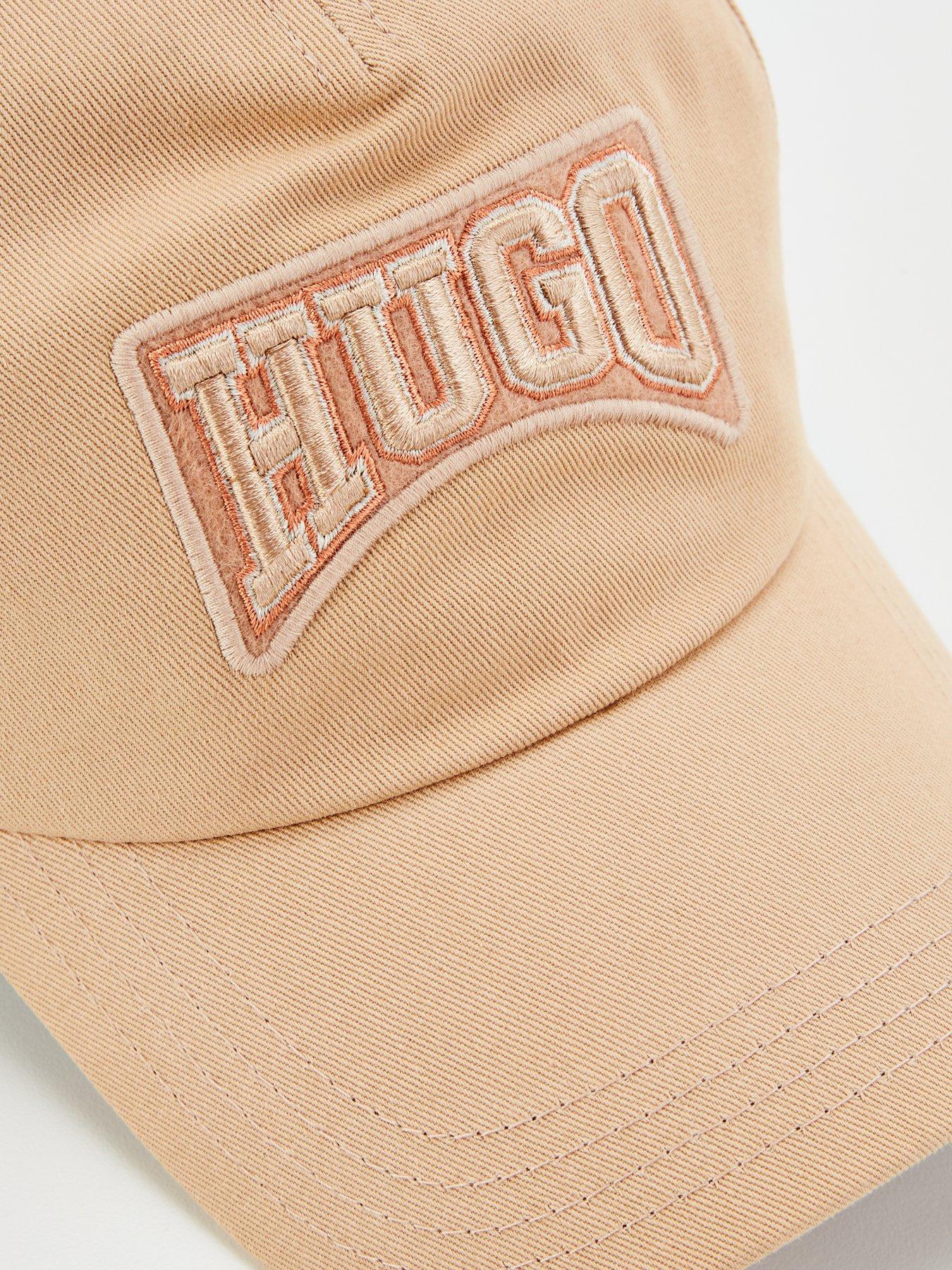 hugo-cara-cap-beigeoutfit