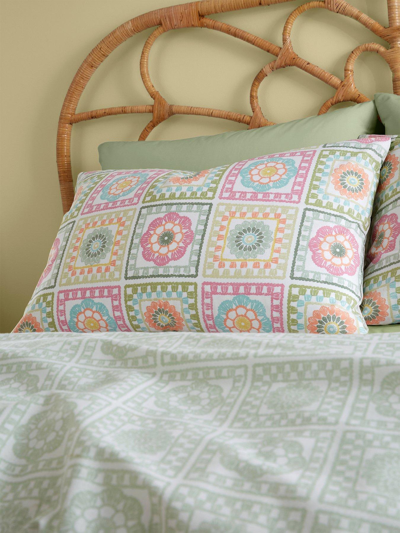 catherine-lansfield-crochet-print-duvet-cover-setdetail