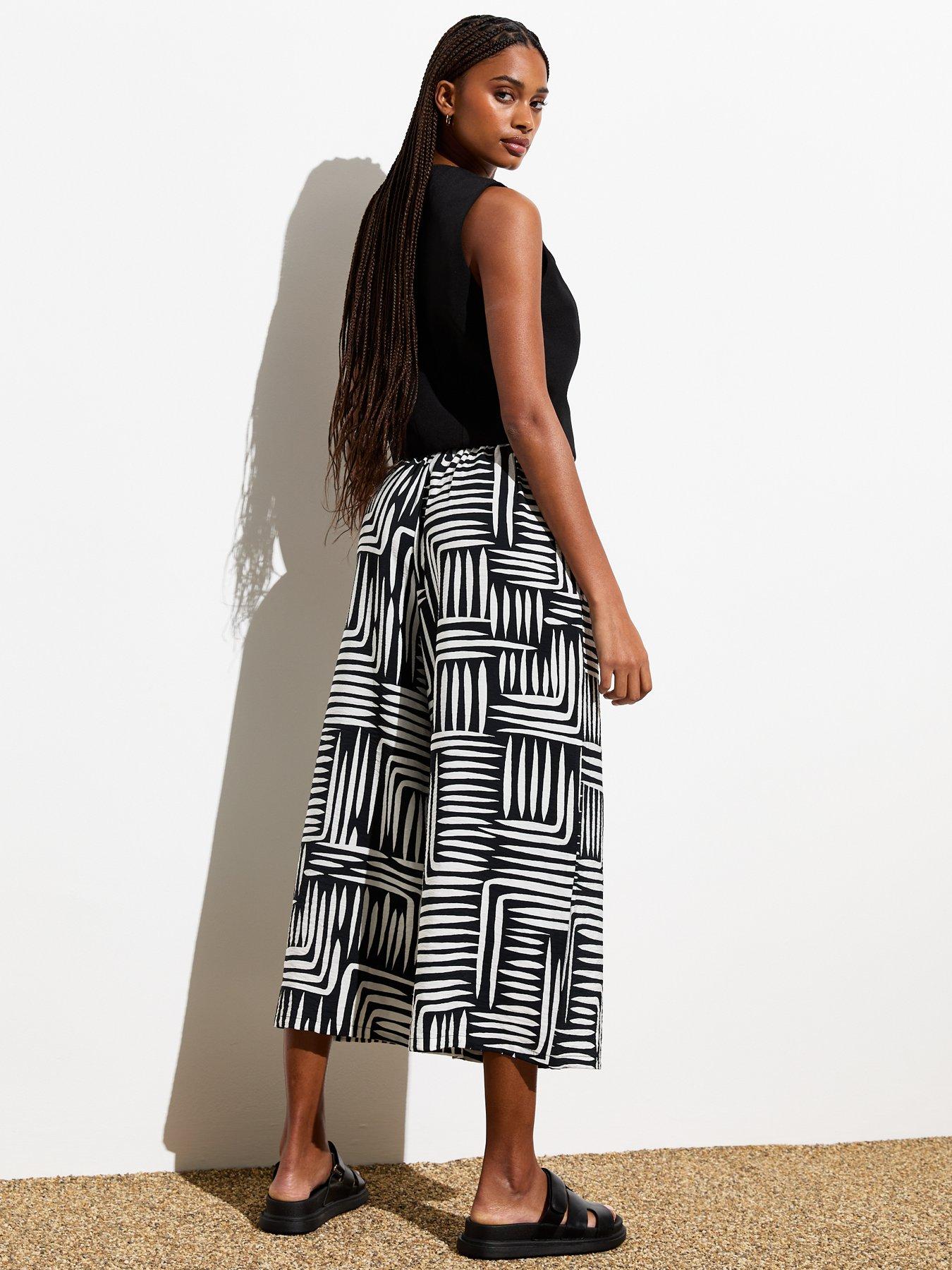 new-look-black-abstract-stripe-wide-crop-trousersstillFront