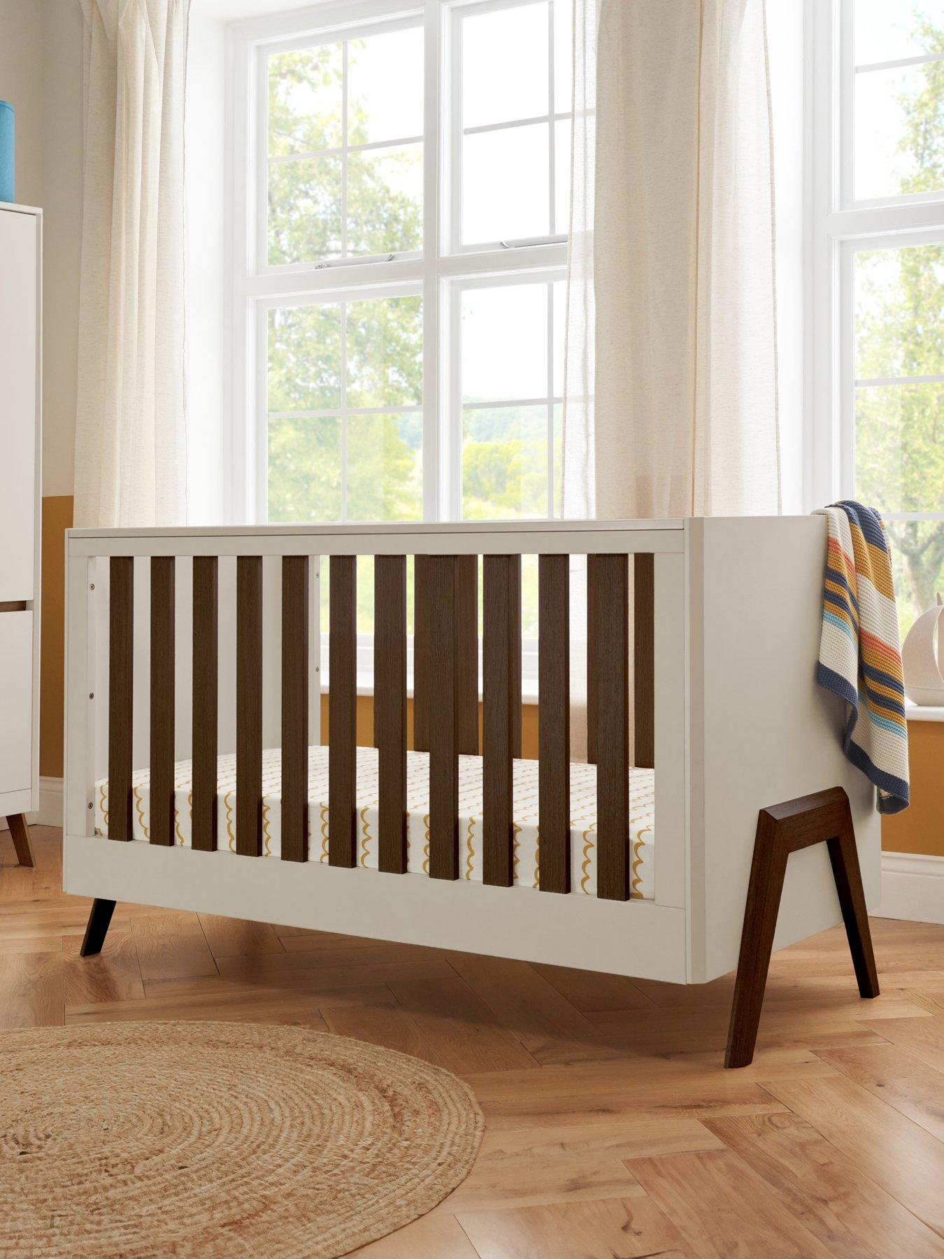 tutti-bambini-fuori-cot-bed-white-sandwalnut