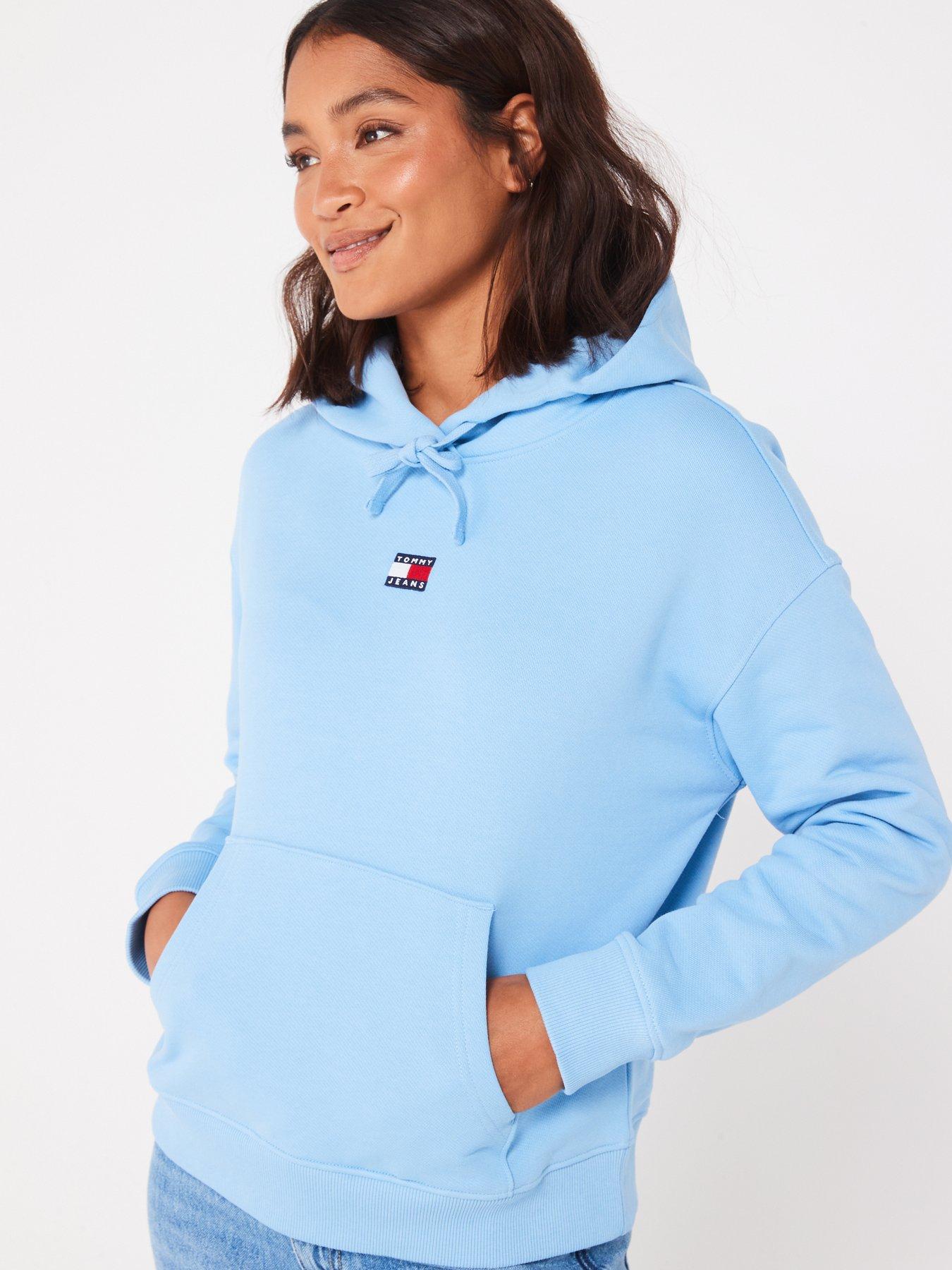 tommy-jeans-badge-logo-hoodie-blueoutfit