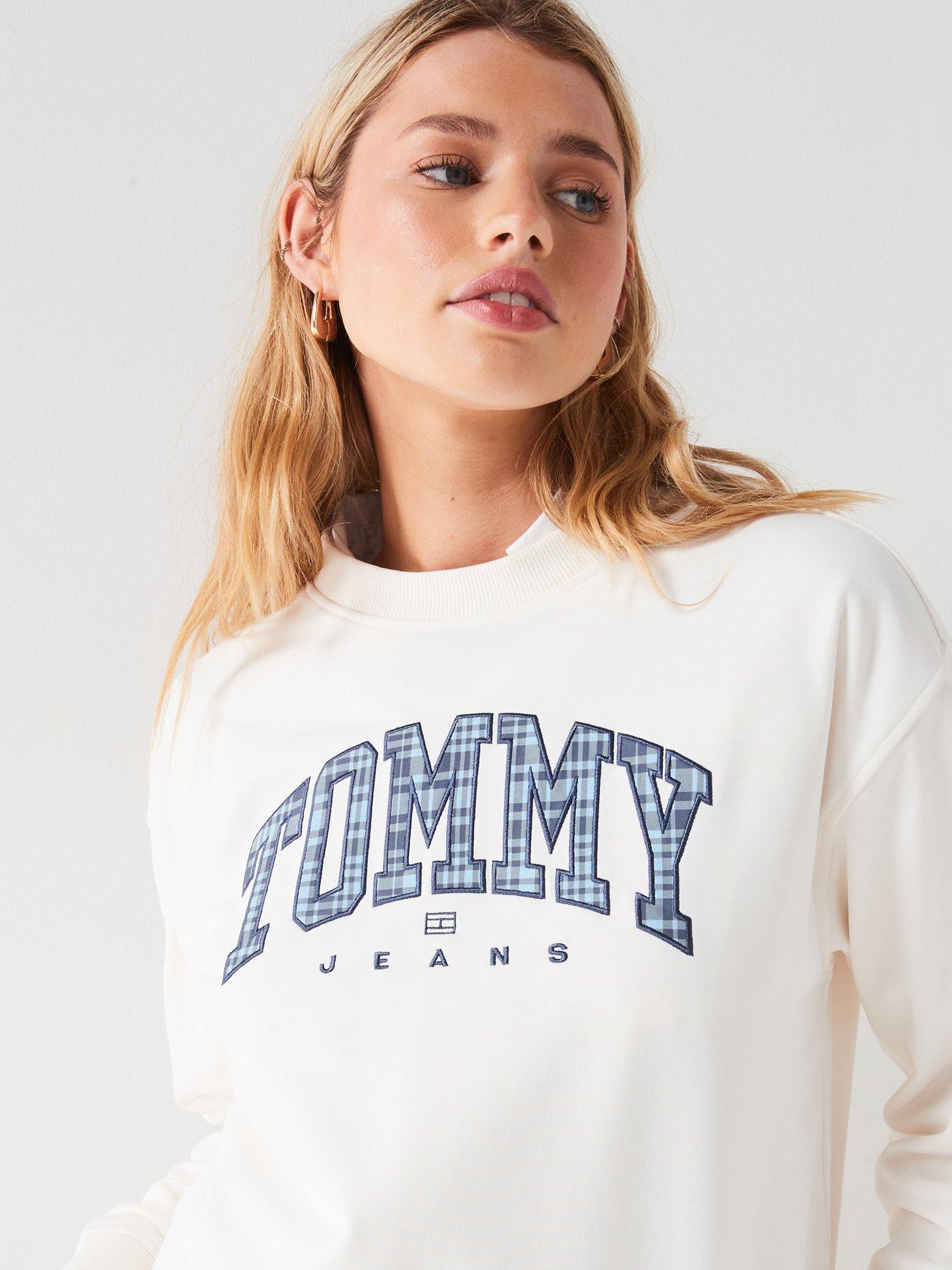 tommy-jeans-varsity-logo-sweatshirt-creamoutfit