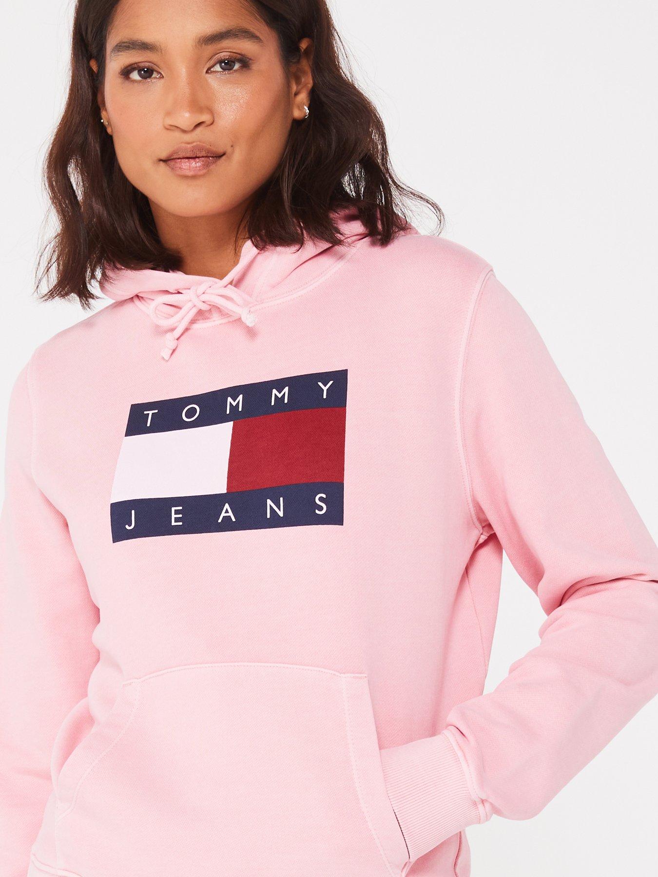 tommy-jeans-flag-logo-hoodie-pinkoutfit