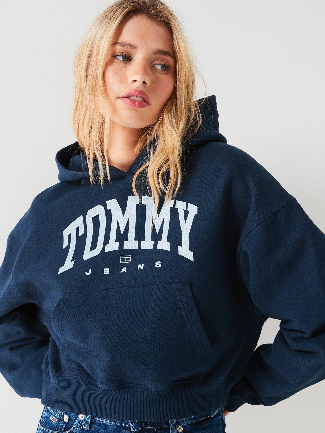 tommy-jeans-varsity-logo-cropped-hoodie-navyoutfit