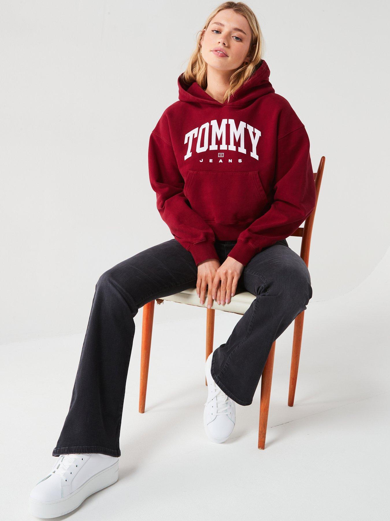 tommy-jeans-varsity-logo-cropped-hoodie-redoutfit