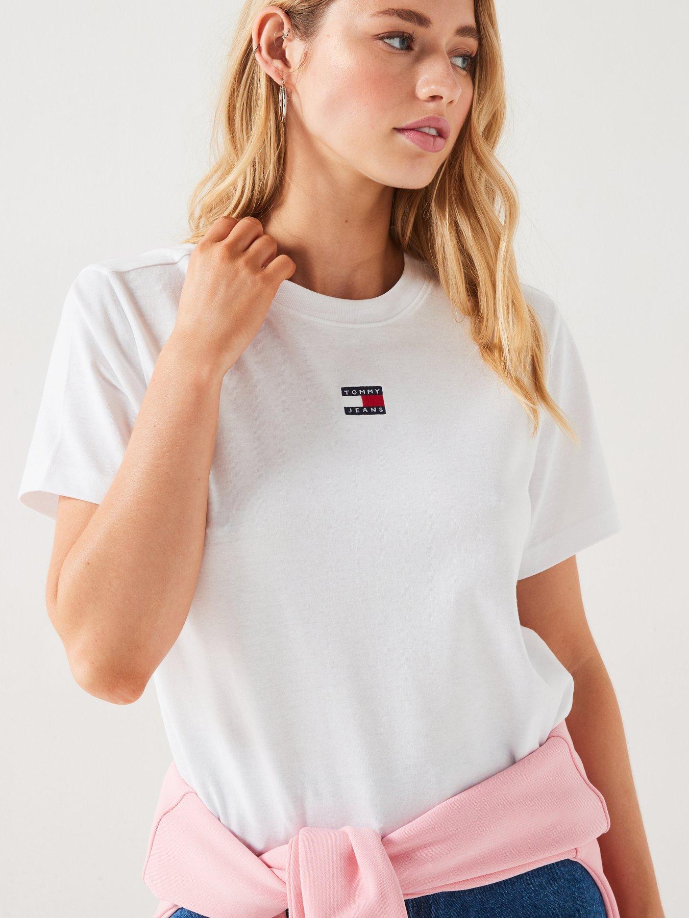 tommy-jeans-boxy-badge-logo-t-shirt-whiteoutfit