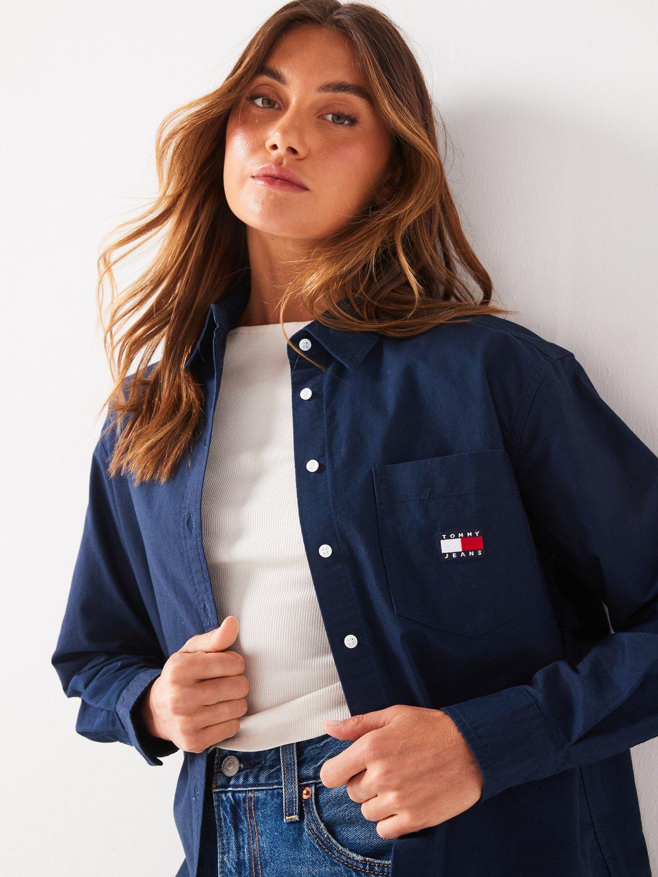 tommy-jeans-badge-logo-boyfriend-shirt-navyoutfit