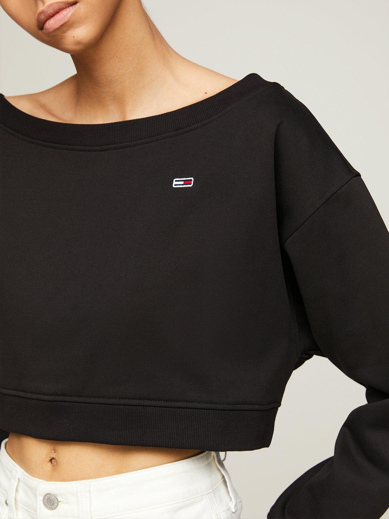 tommy-jeans-off-the-shoulder-sweatshirt-blackoutfit