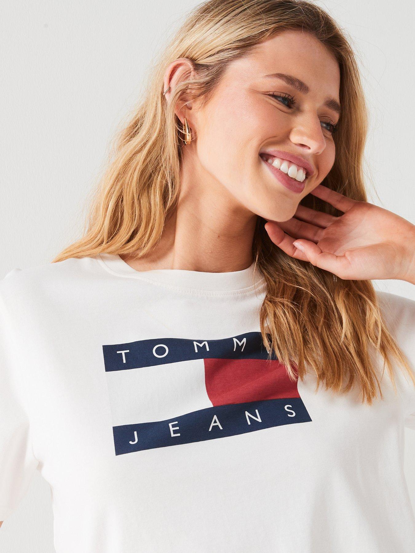 tommy-jeans-boxy-logo-print-t-shirt-whiteoutfit