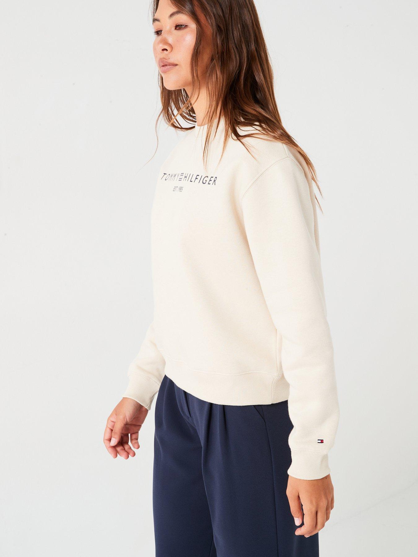 tommy-hilfiger-logo-crew-neck-sweatshirt-beigeoutfit