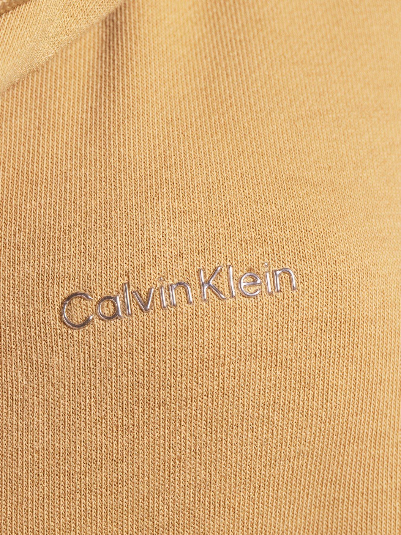 calvin-klein-nano-logo-zip-relaxed-hoodie-brown-beigeoutfit