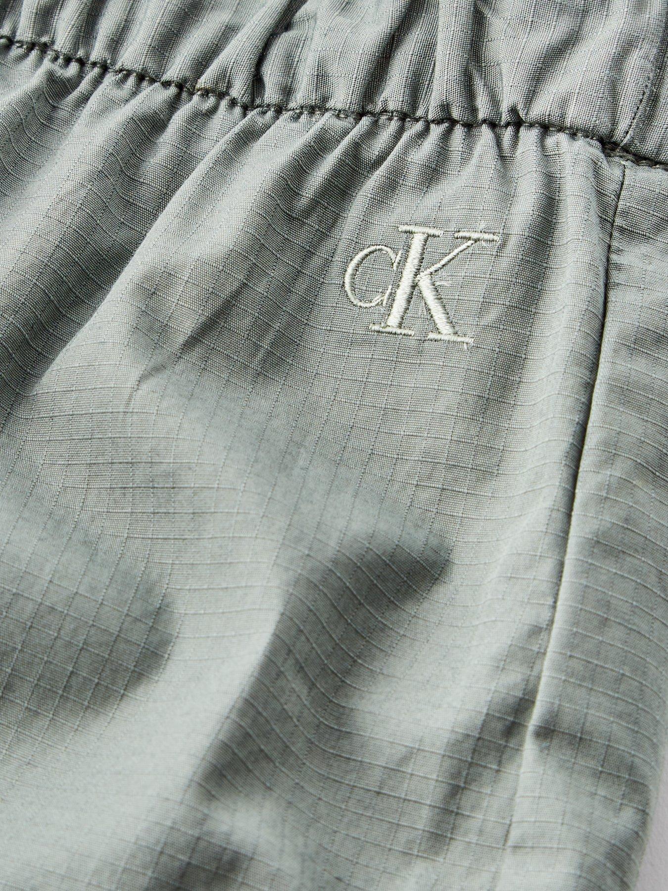 calvin-klein-jeans-boys-cotton-ripstop-cargo-shorts-khakioutfit