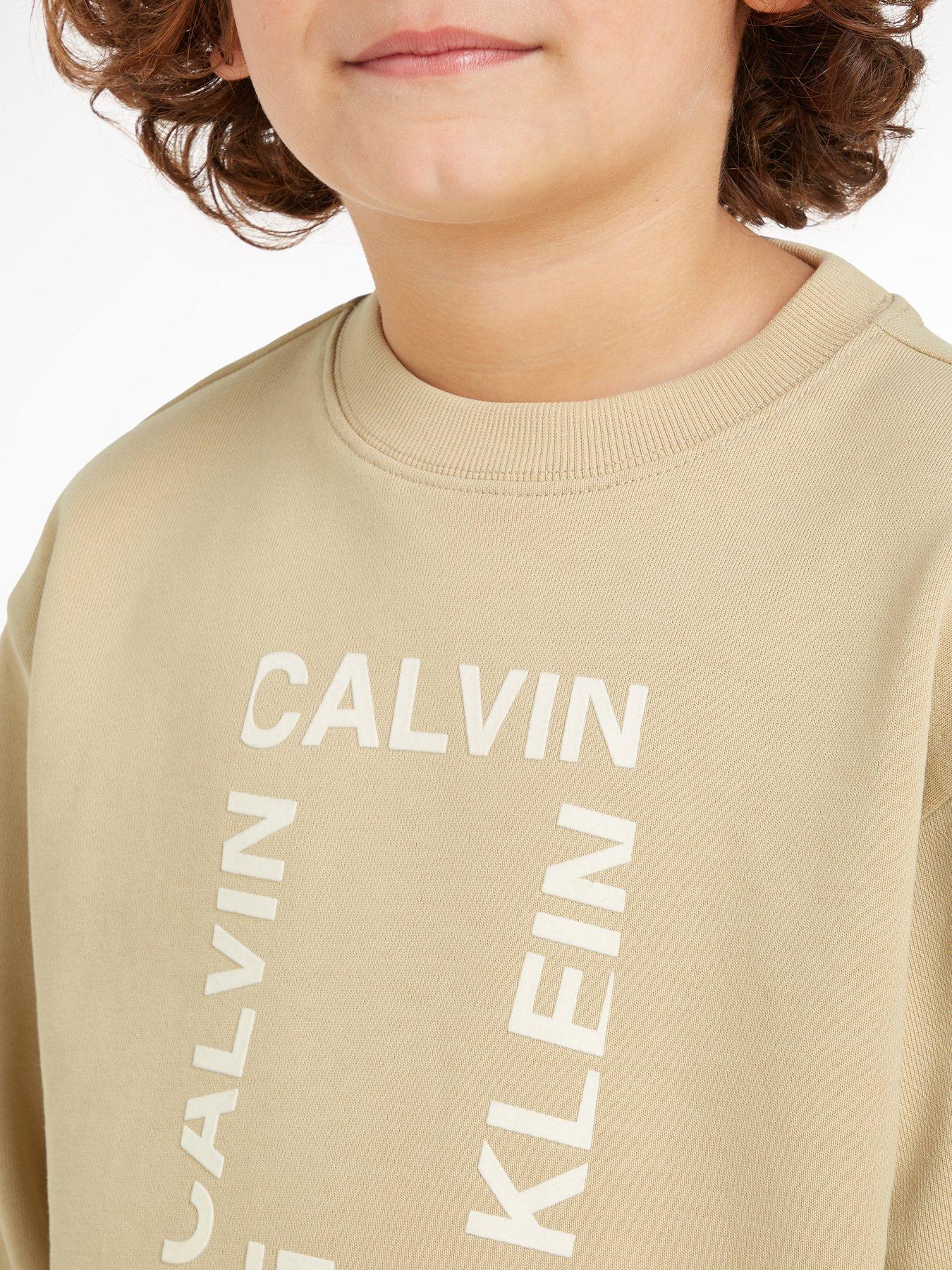 calvin-klein-jeans-boys-maxi-hero-flock-logo-sweat-light-khakioutfit