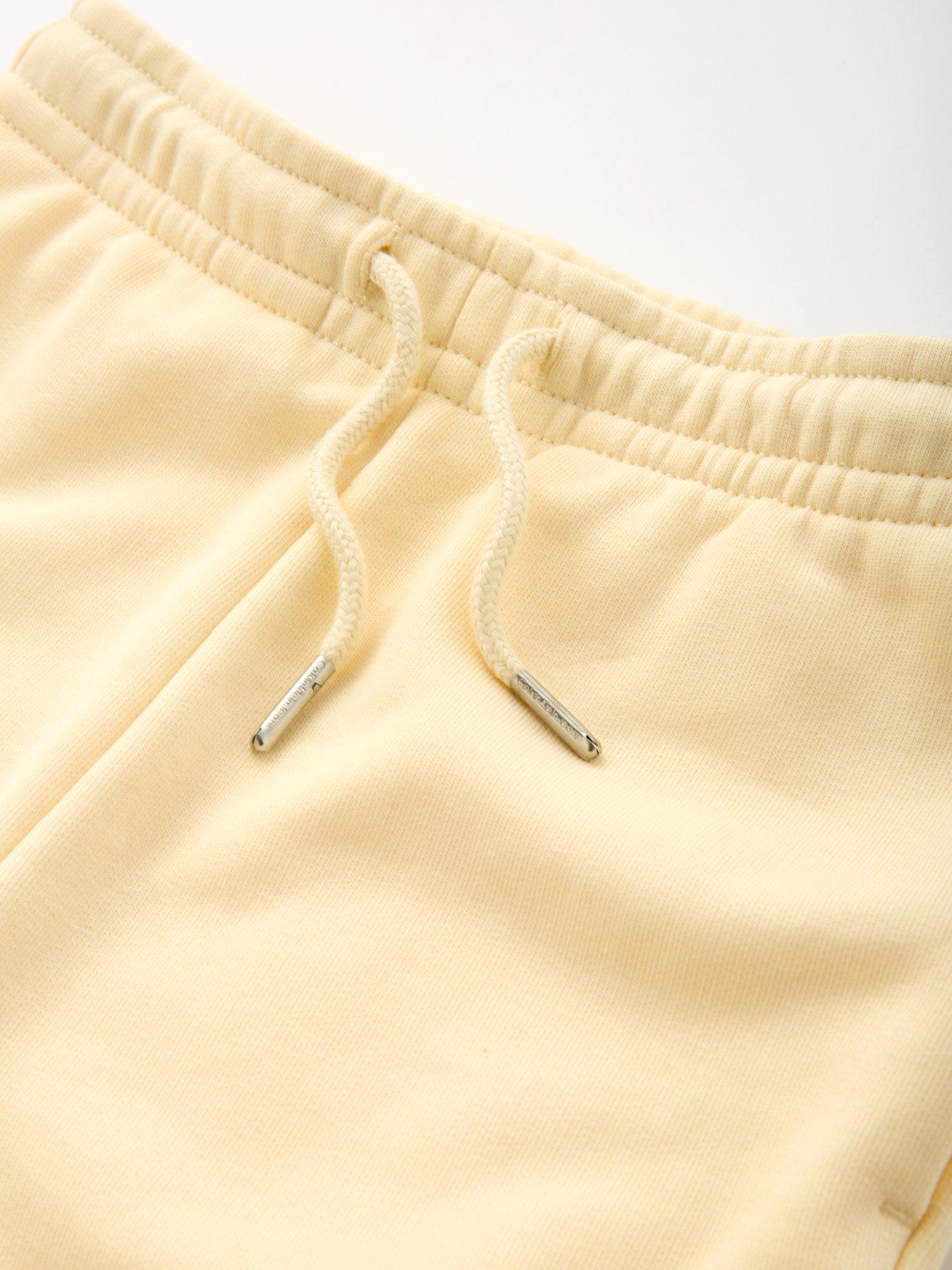 calvin-klein-jeans-girls-ck-logo-sweatpants-light-creamoutfit