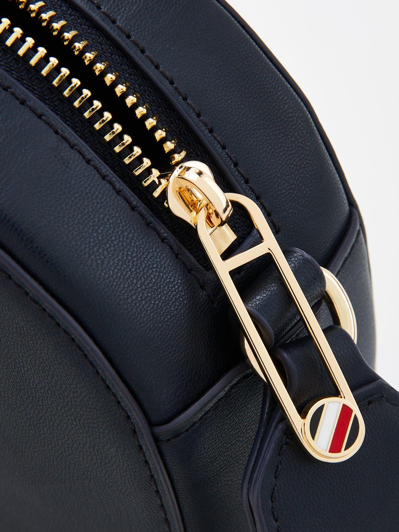 tommy-hilfiger-logo-strap-camera-bag-navydetail