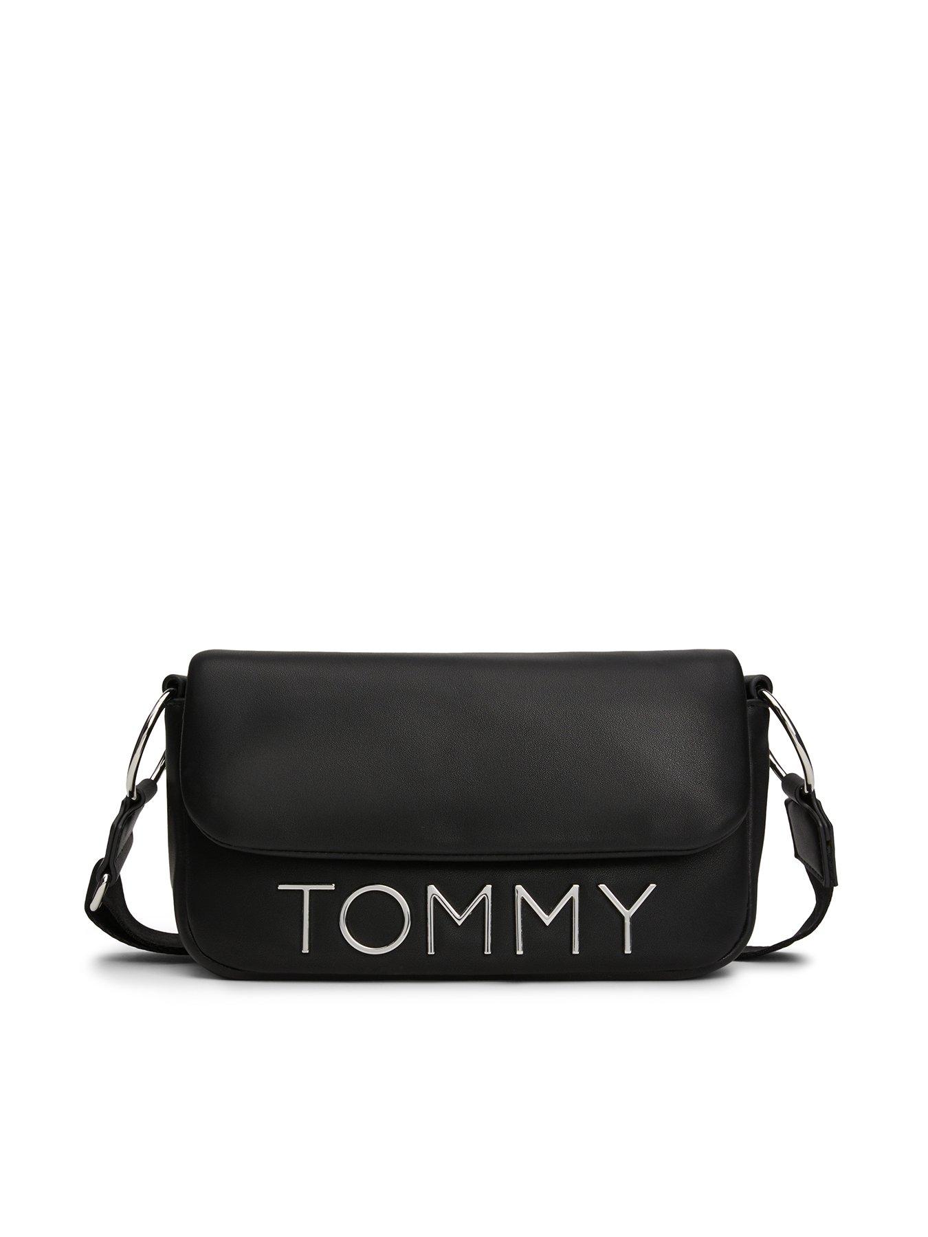 tommy-jeans-bold-enlongated-flap-close-crossbody-bag-black