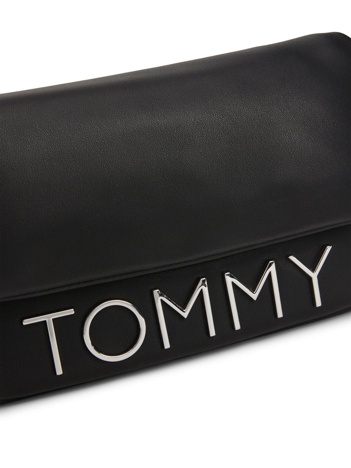 tommy-jeans-bold-enlongated-flap-close-crossbody-bag-blackstillFront