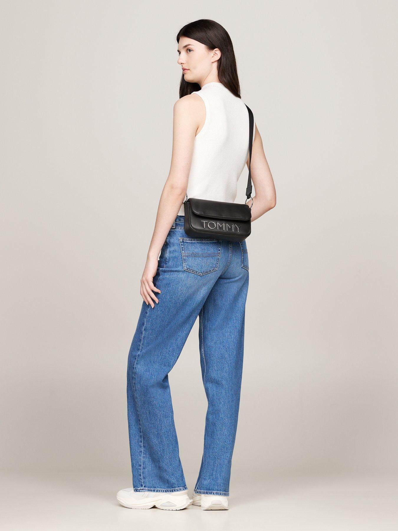 tommy-jeans-bold-enlongated-flap-close-crossbody-bag-blackoutfit