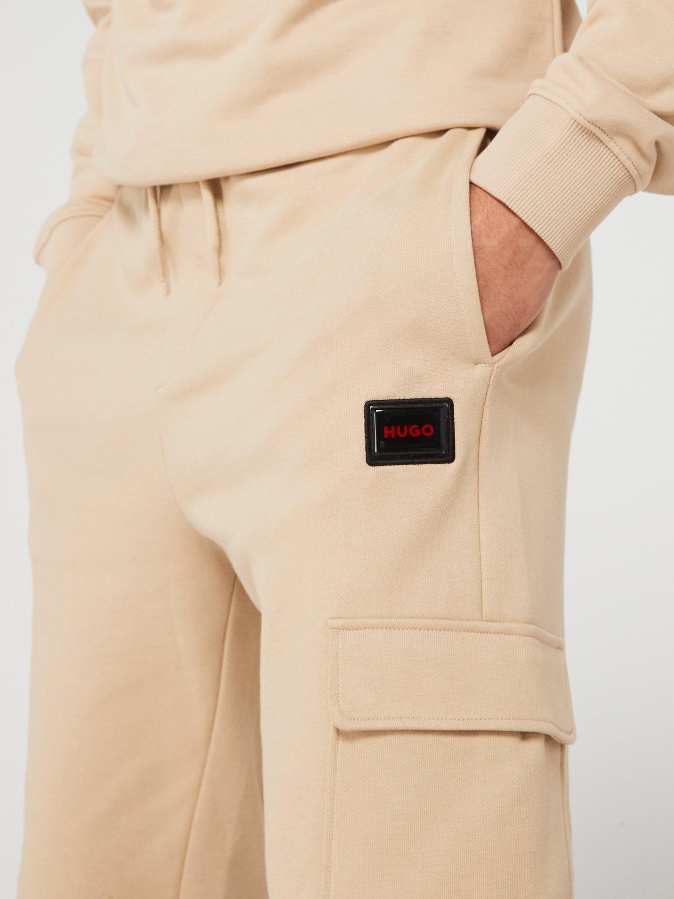 hugo-hugo-dwellrom-relaxed-fit-gel-logo-cargo-joggers-beigeoutfit