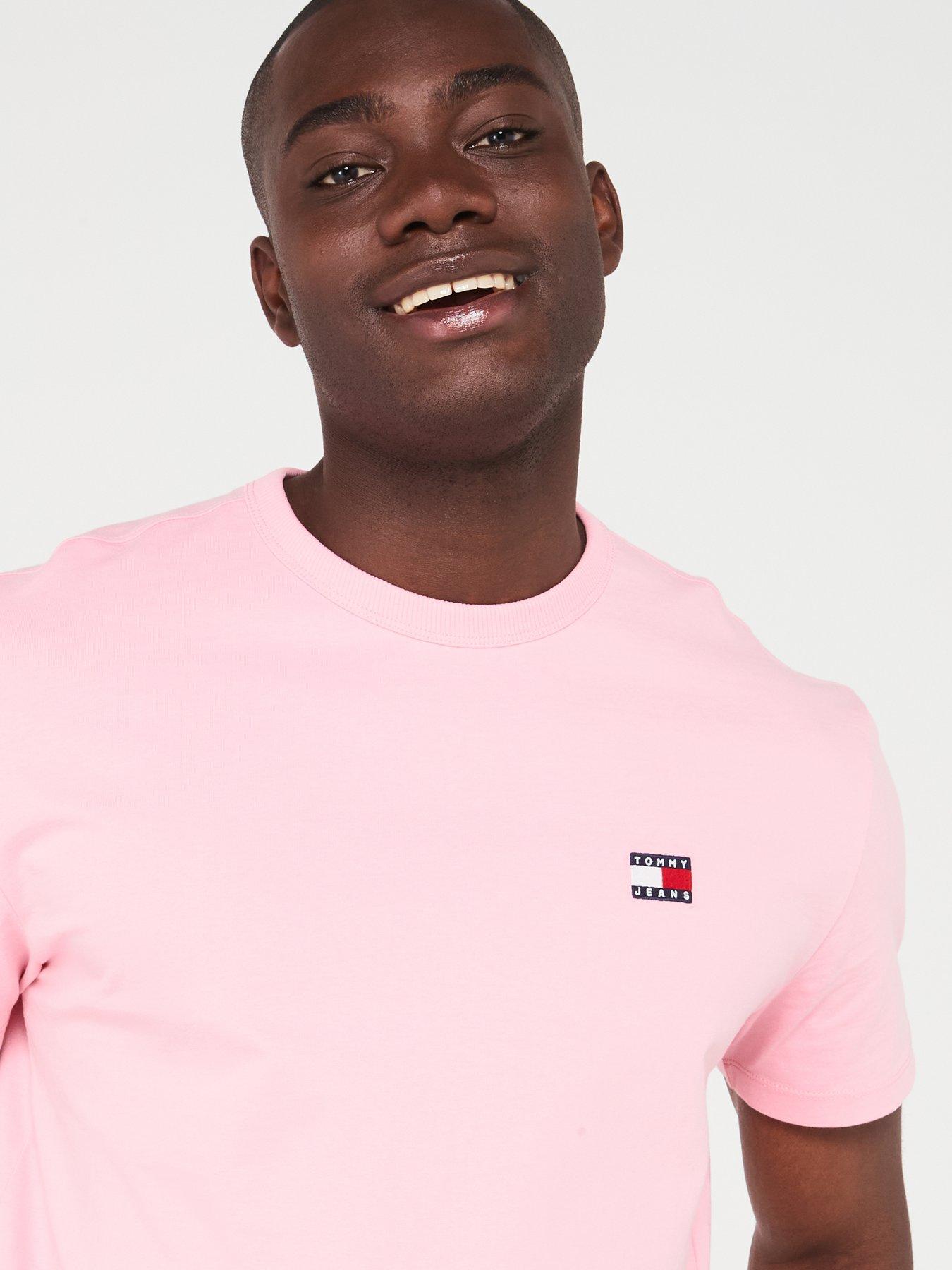 tommy-jeans-tommy-jeans-regular-fit-left-chest-badge-t-shirt-pinkoutfit