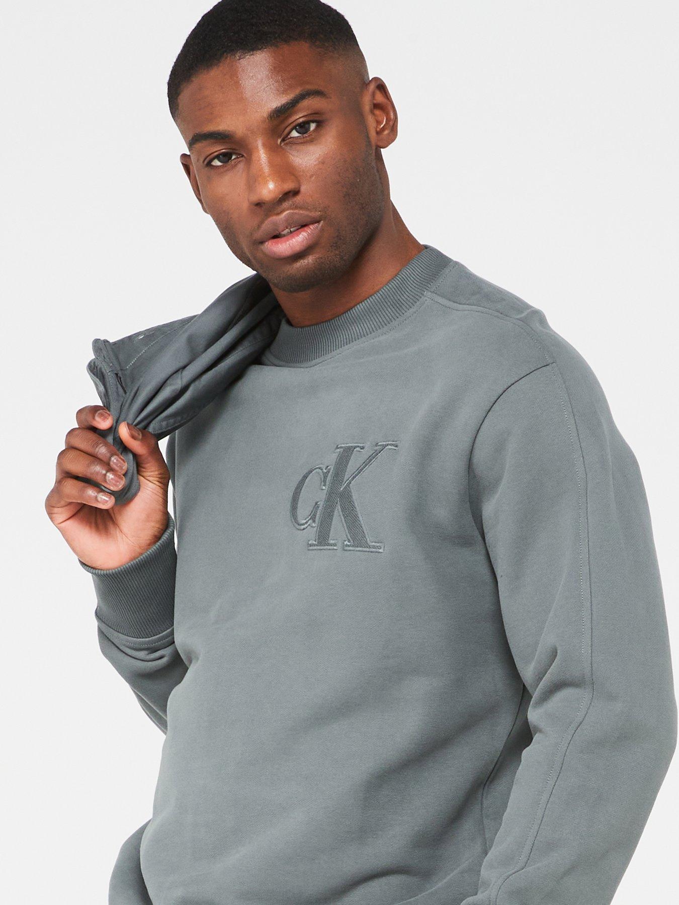 calvin-klein-jeans-calvin-klein-jeans-big-ck-tonal-applique-logo-crew-sweat-greyoutfit