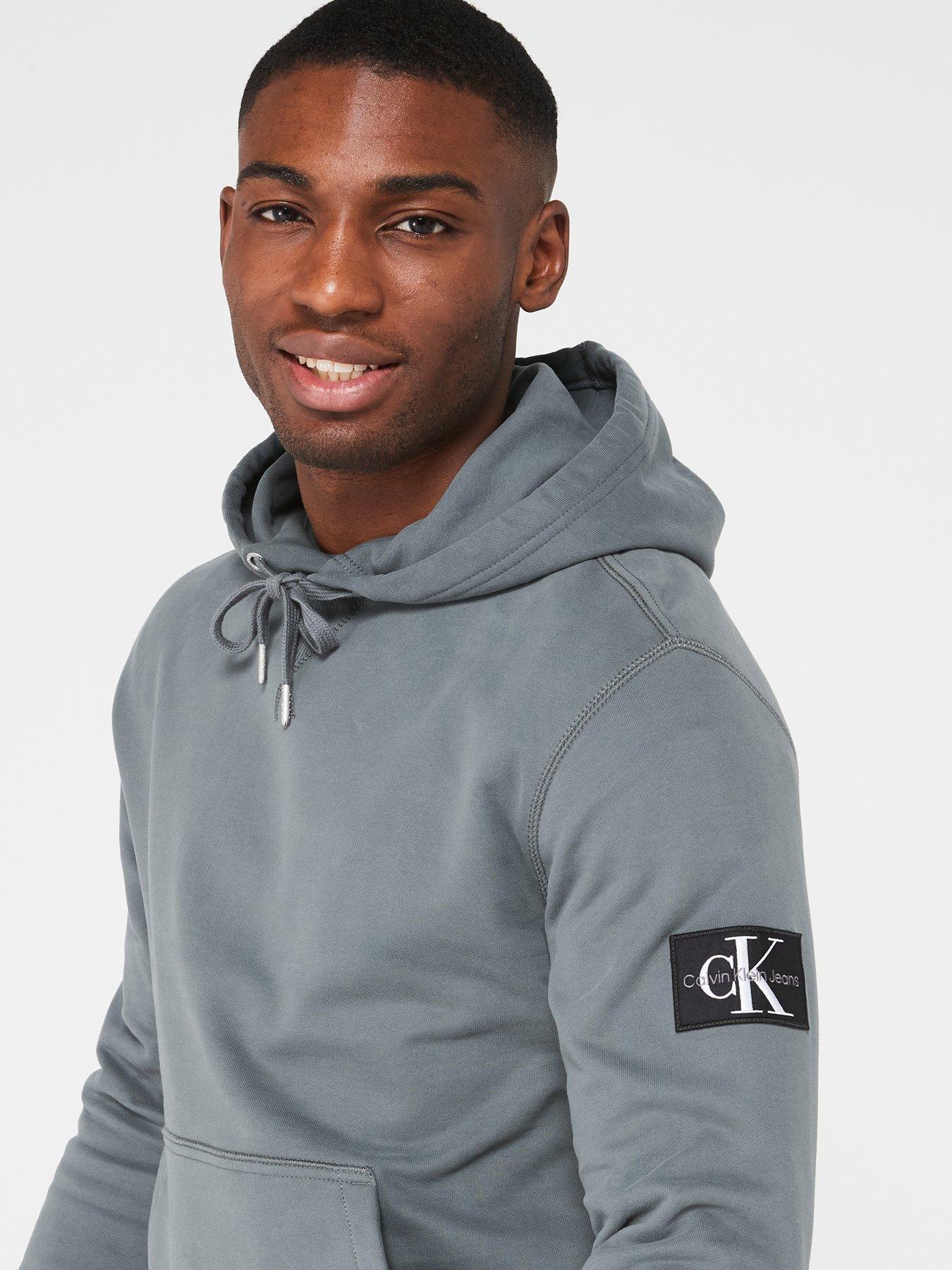 calvin-klein-jeans-calvin-klein-jeans-sleeve-badge-overhead-hoodie-greyoutfit