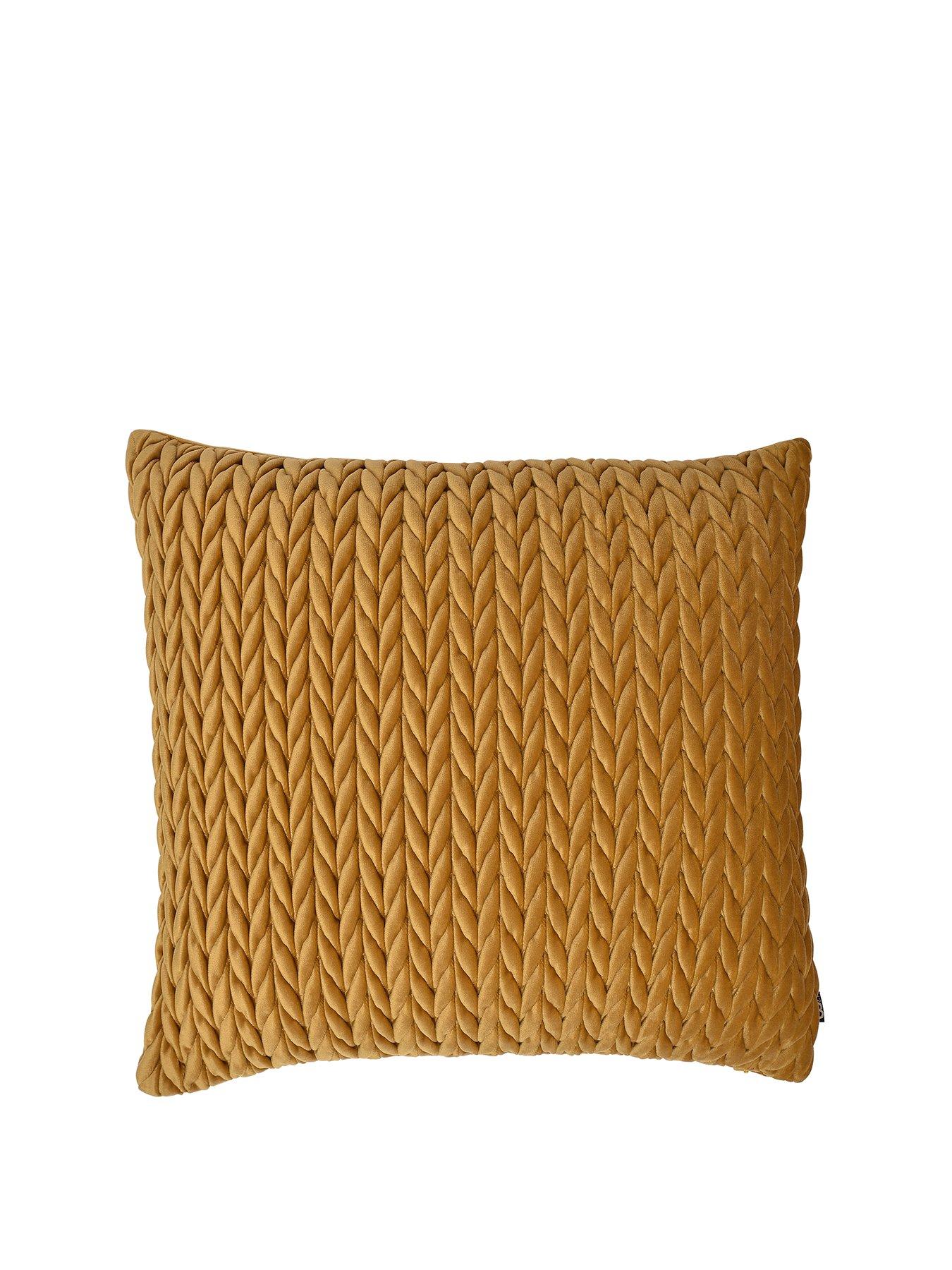 laurence-llewelyn-bowen-amory-cushion-gold