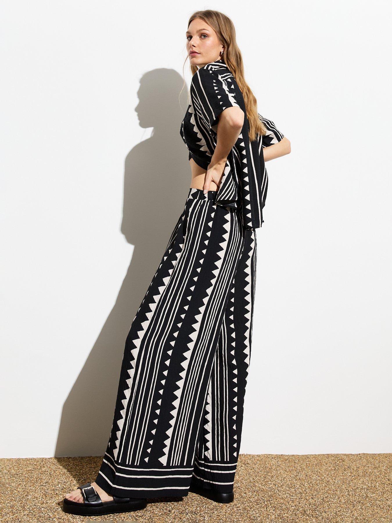 new-look-black-abstract-print-wide-leg-trousersstillFront