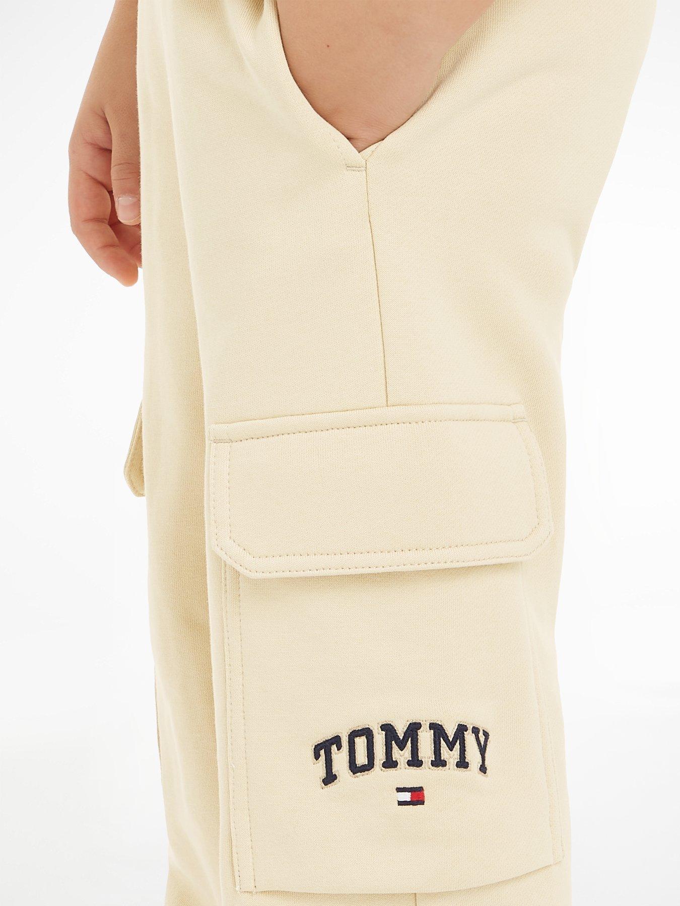 tommy-hilfiger-boys-varsity-embroidered-cargo-sweatpants-light-creamoutfit