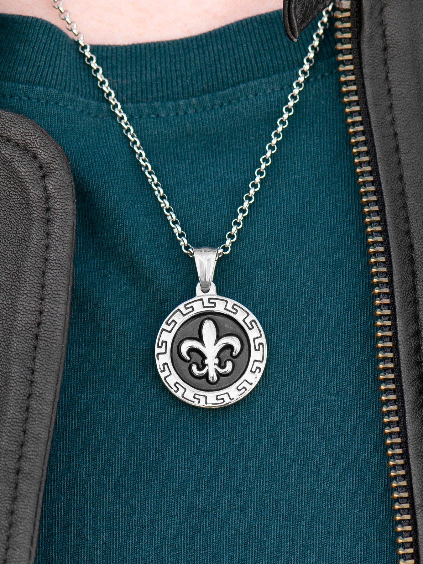 treat-republic-personalised-mens-fleur-de-lis-pendantoutfit