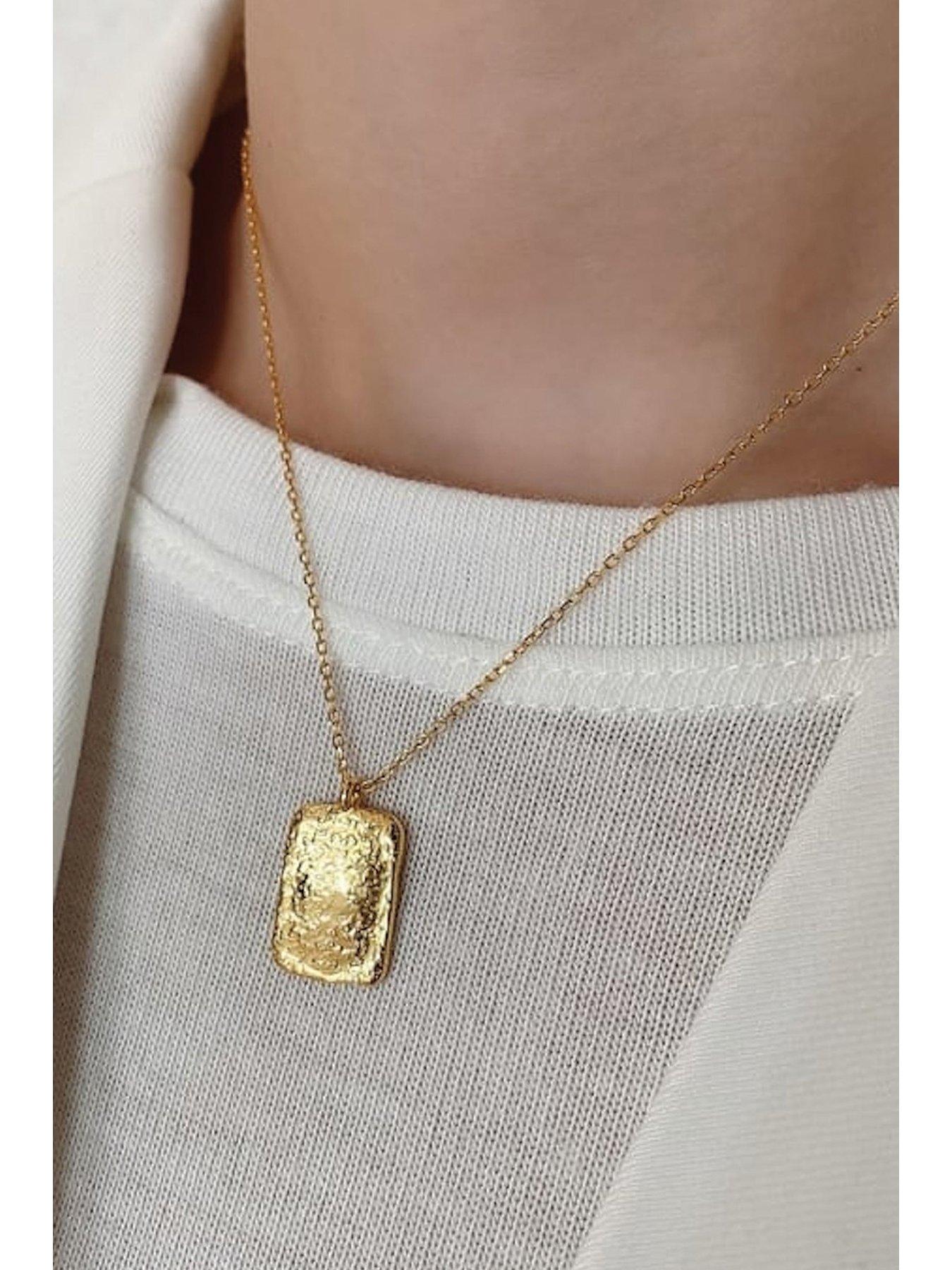 elk-bloom-chunky-18k-plated-gold-coin-medallion-necklacedetail