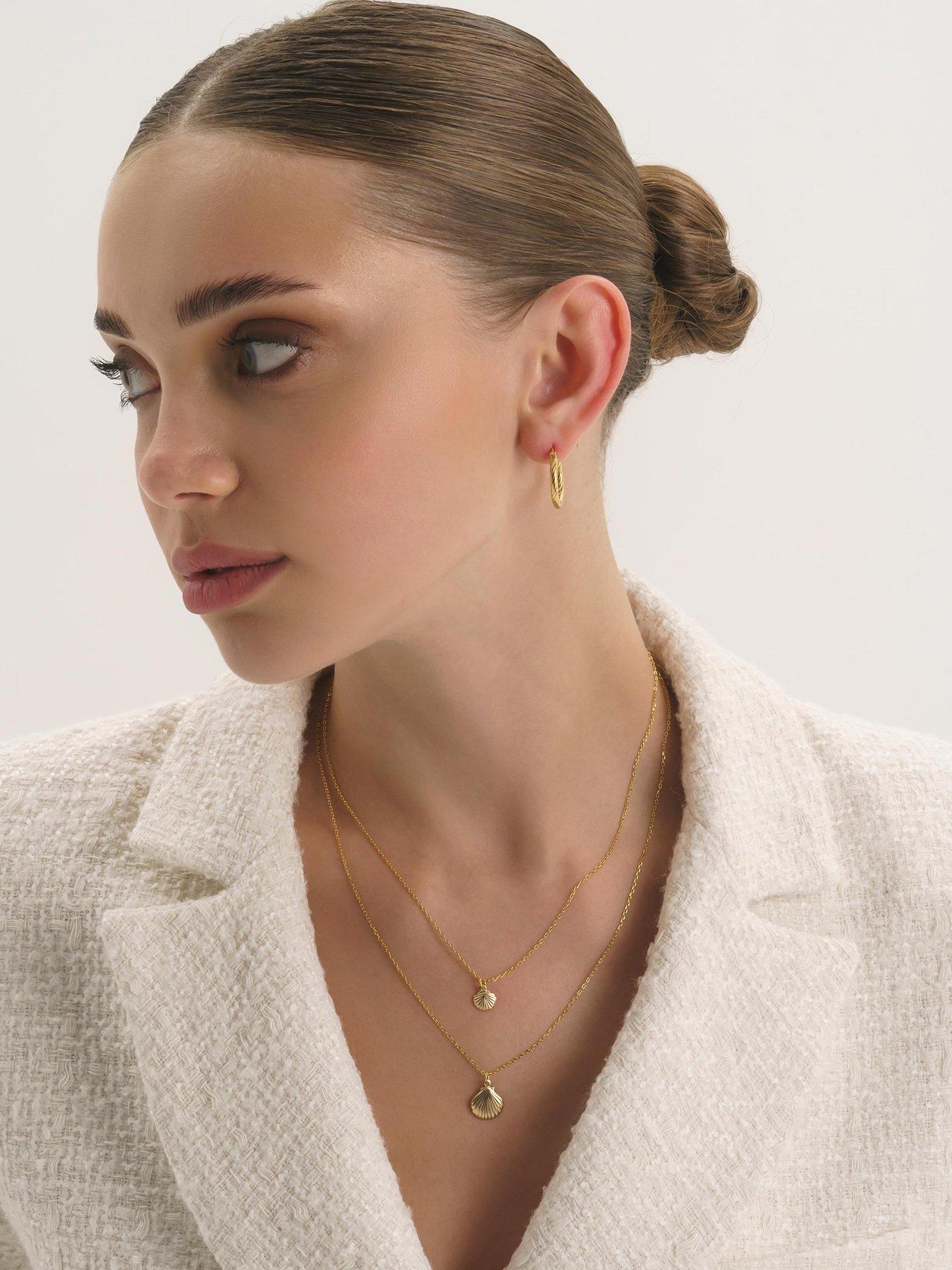 Image 2 of 7 of Elk & Bloom Dainty 18K Gold Plated Shell Clam Necklace