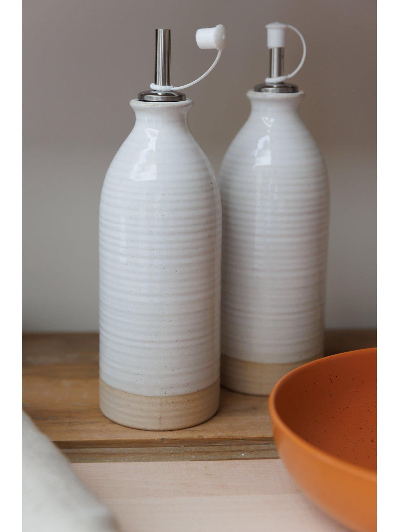 kitchencraft-idilica-stoneware-oil-and-vinegar-bottle-setdetail