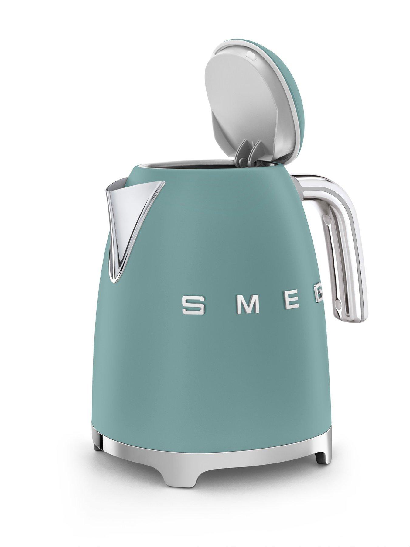 smeg-klf03-retro-style-jug-kettle-300w-17l-matte-emerald-greendetail