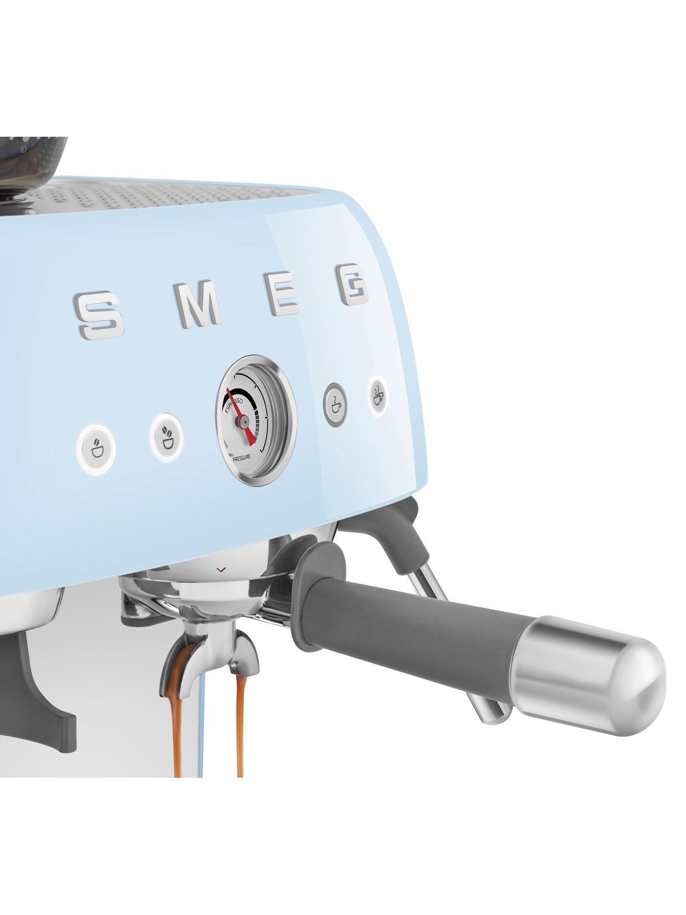 smeg-egf03-retro-style-espresso-coffee-machine-with-grinder-24l-1650w-pastel-blueoutfit