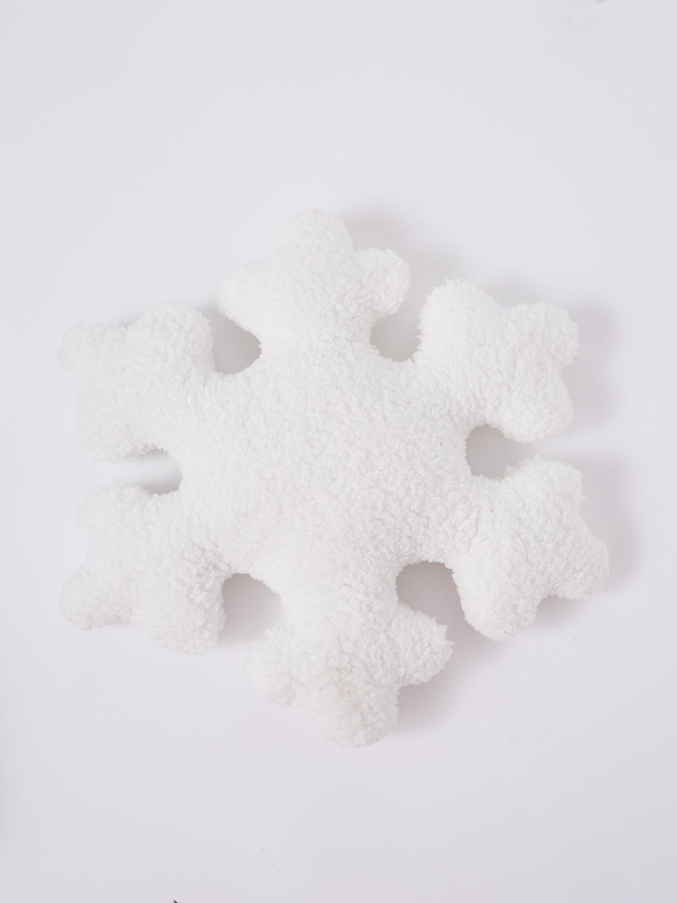 very-home-boucle-snowflake-shaped-christmas-cushionoutfit