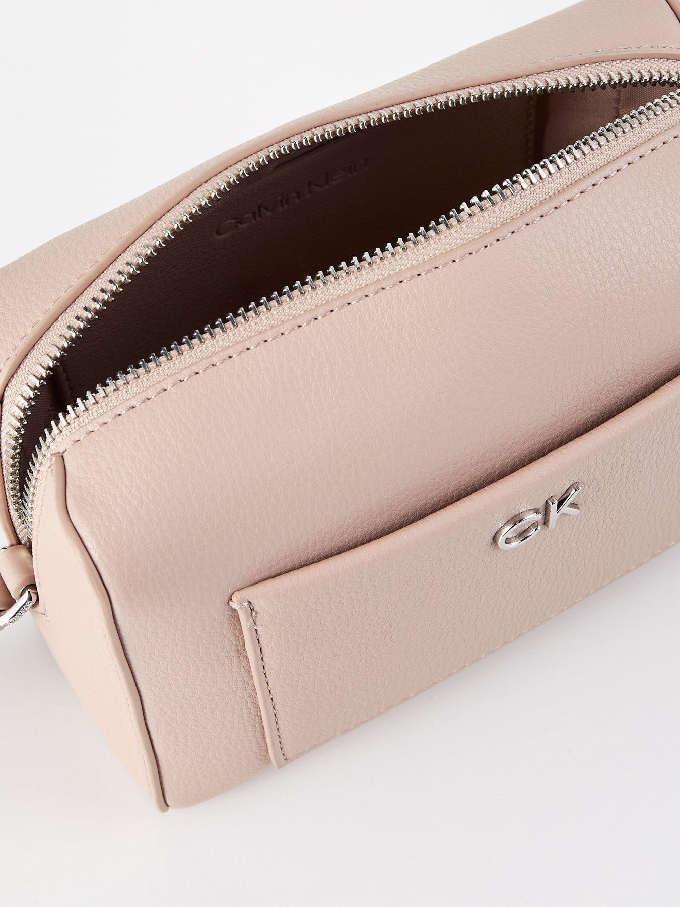 calvin-klein-ck-daily-camera-crossbody-beigedetail