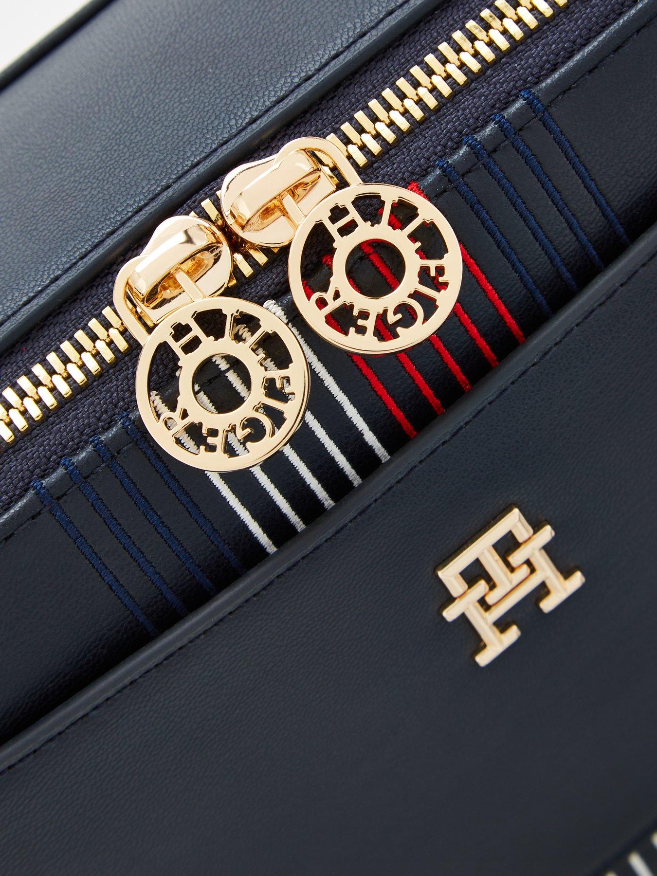 tommy-hilfiger-monogram-logo-stripe-detailed-camera-bag-blueoutfit