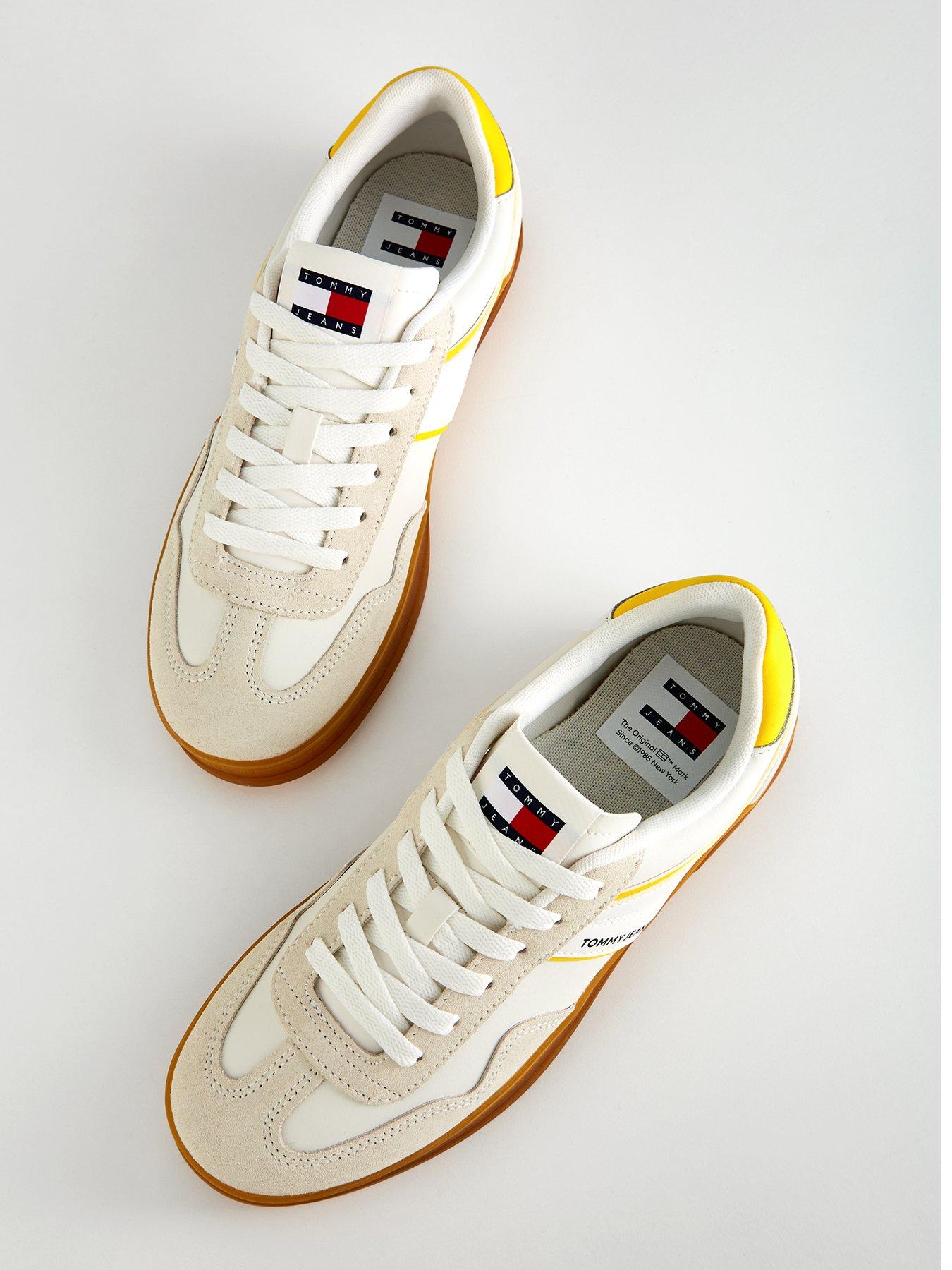 tommy-jeans-leather-court-trainers-whiteyellowoutfit