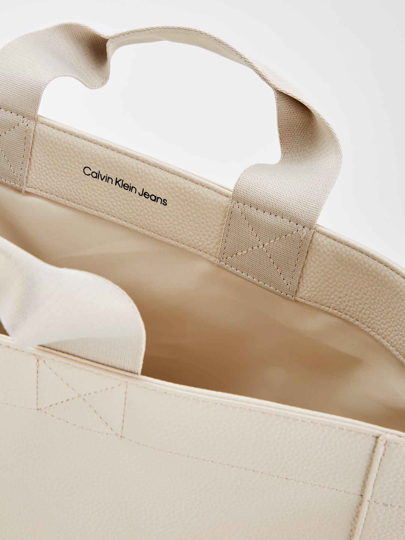 calvin-klein-jeans-ultralight-slim-tote-creamdetail