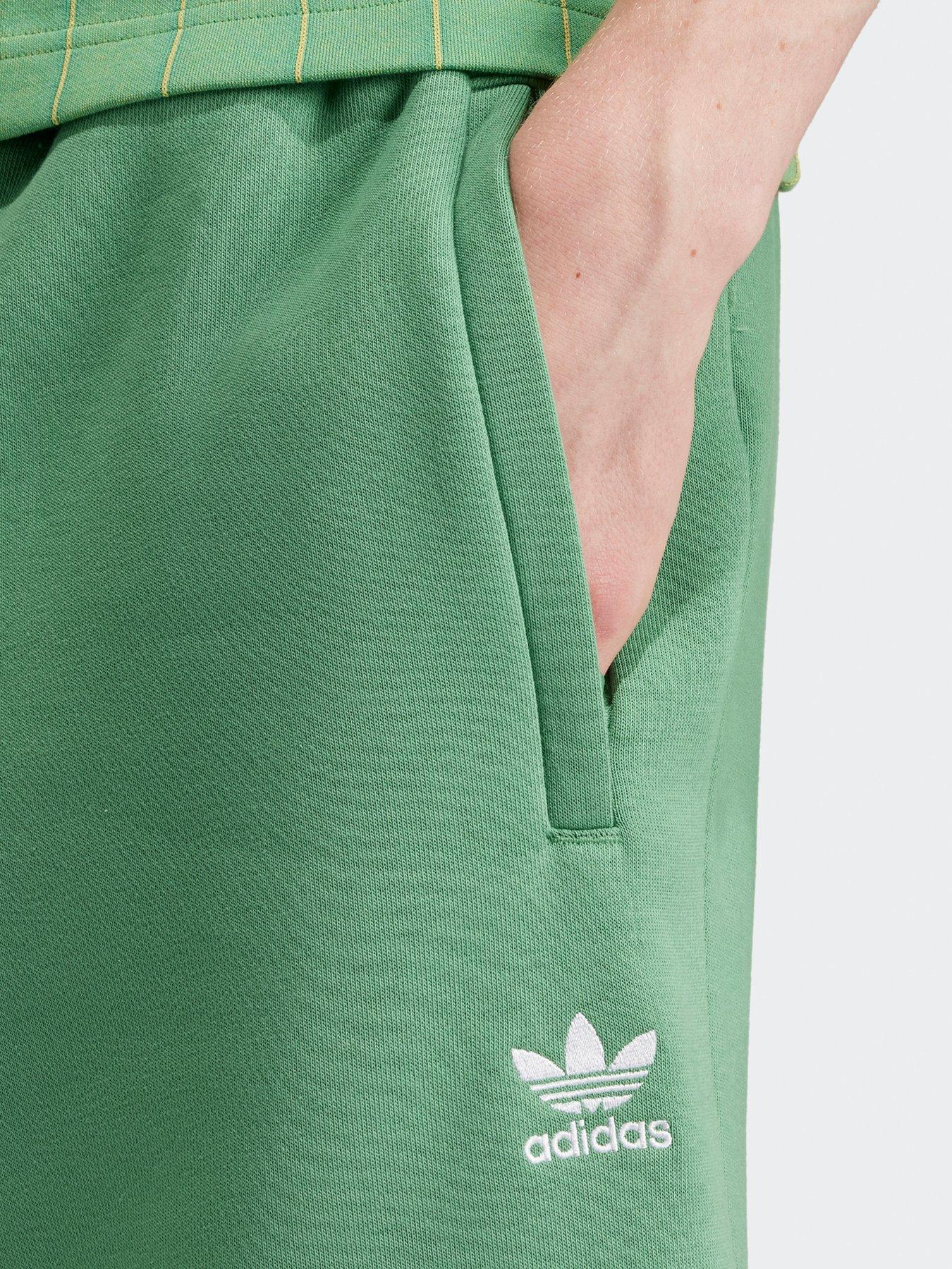 adidas-originals-mens-essential-trefoil-short-greenoutfit