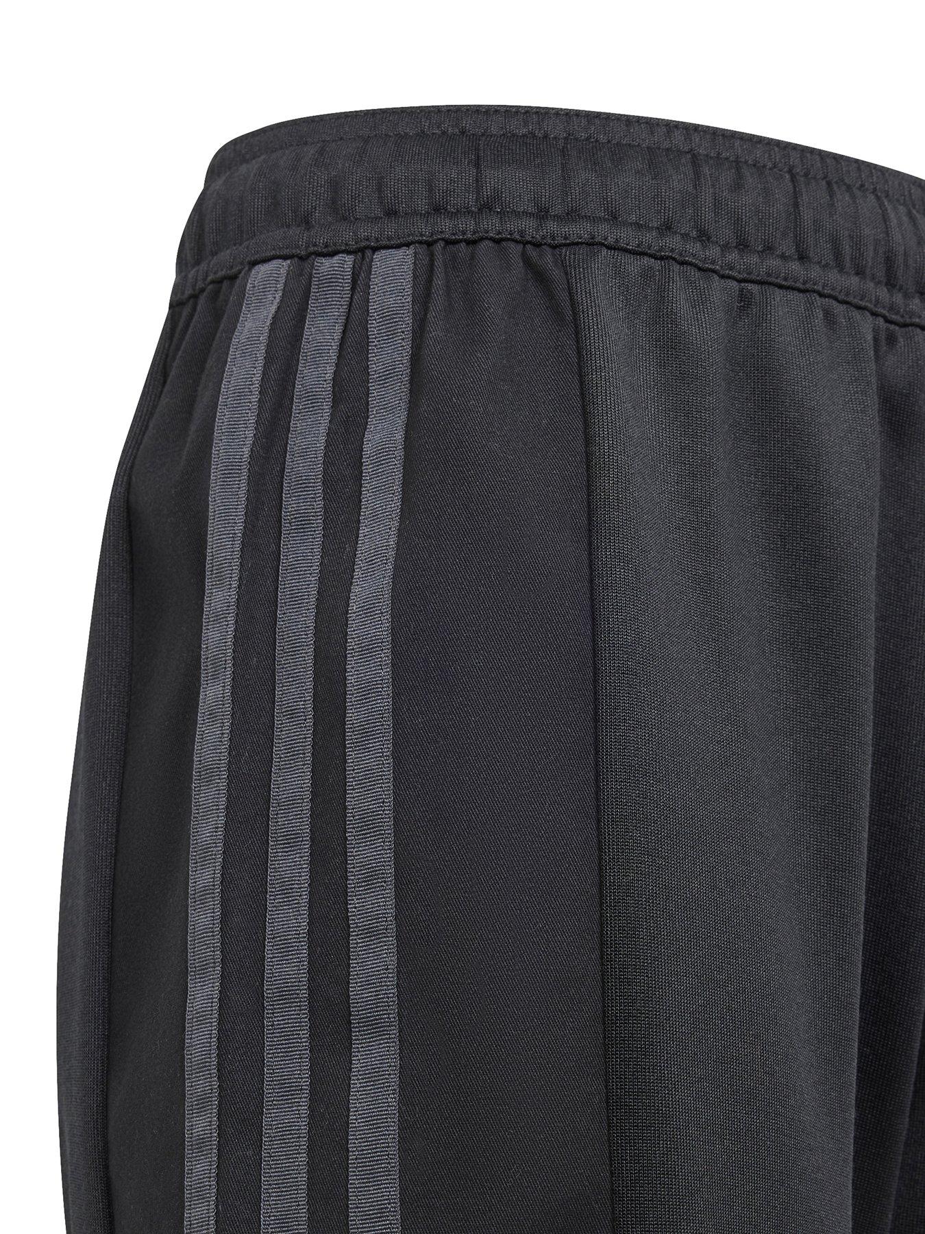 adidas-sportswear-junior-house-of-tiro-essentials-shorts-blackgreyoutfit