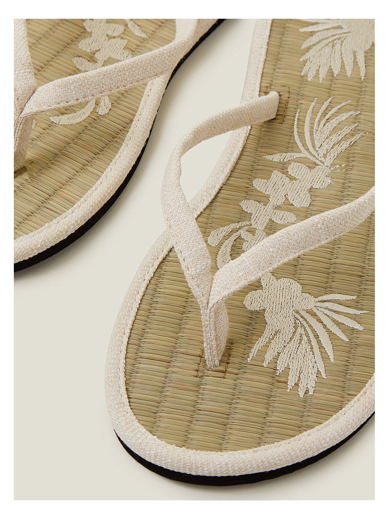 accessorize-embroidered-seagrass-flip-flopsoutfit